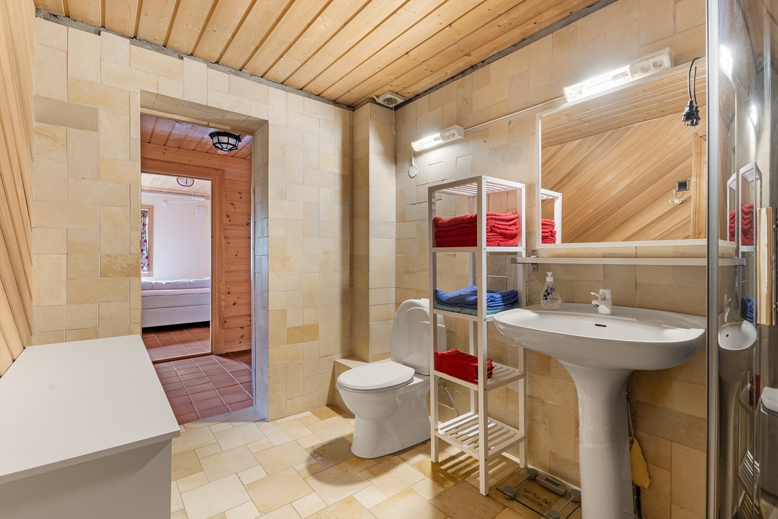 Badet i underetasjen har fine natursteinsfliser. Galleribilde