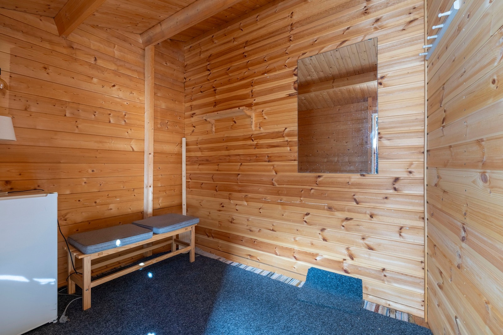 Anneks med god lagringsplass for ved, ski og annet utstyr. Galleribilde