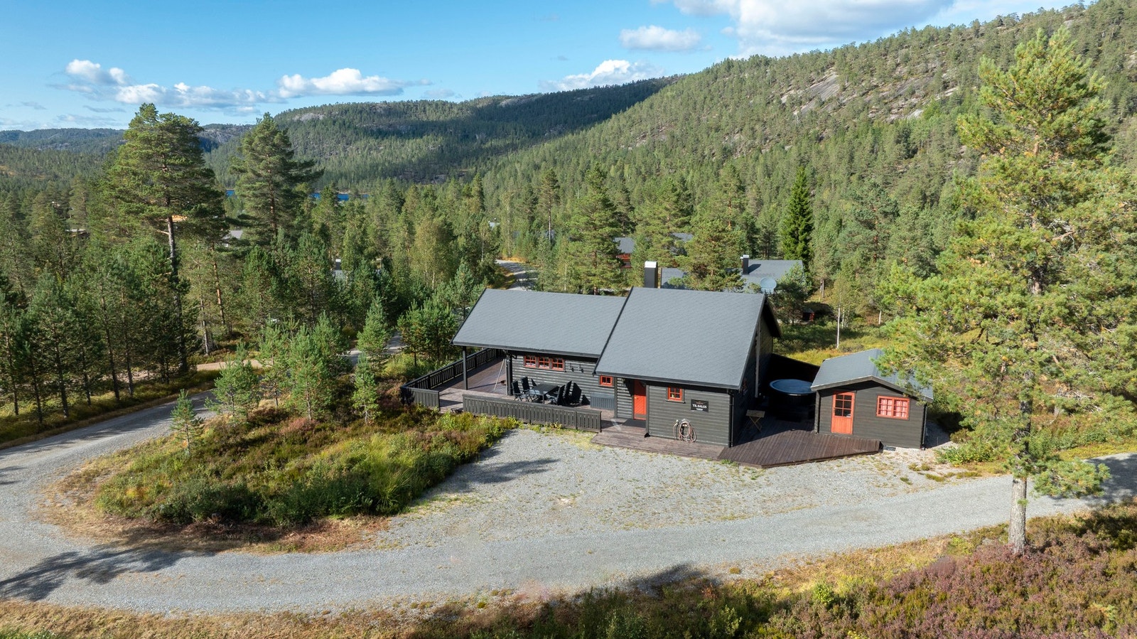 Eiendommen sett fra luften, romslig tomt med god avstand til naboer og flott beliggenhet i etablert hytteområde. Galleribilde