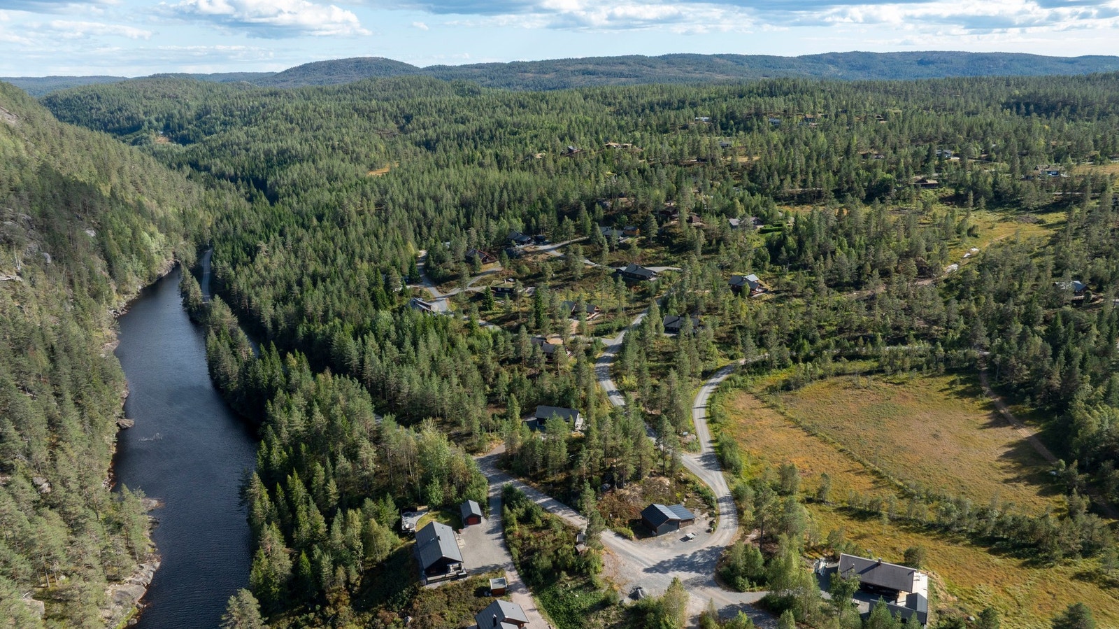 Rett utenfor hytteveggen ligger alt til rette for at både barn og voksne skal kunne trives når de er på hytten. Galleribilde