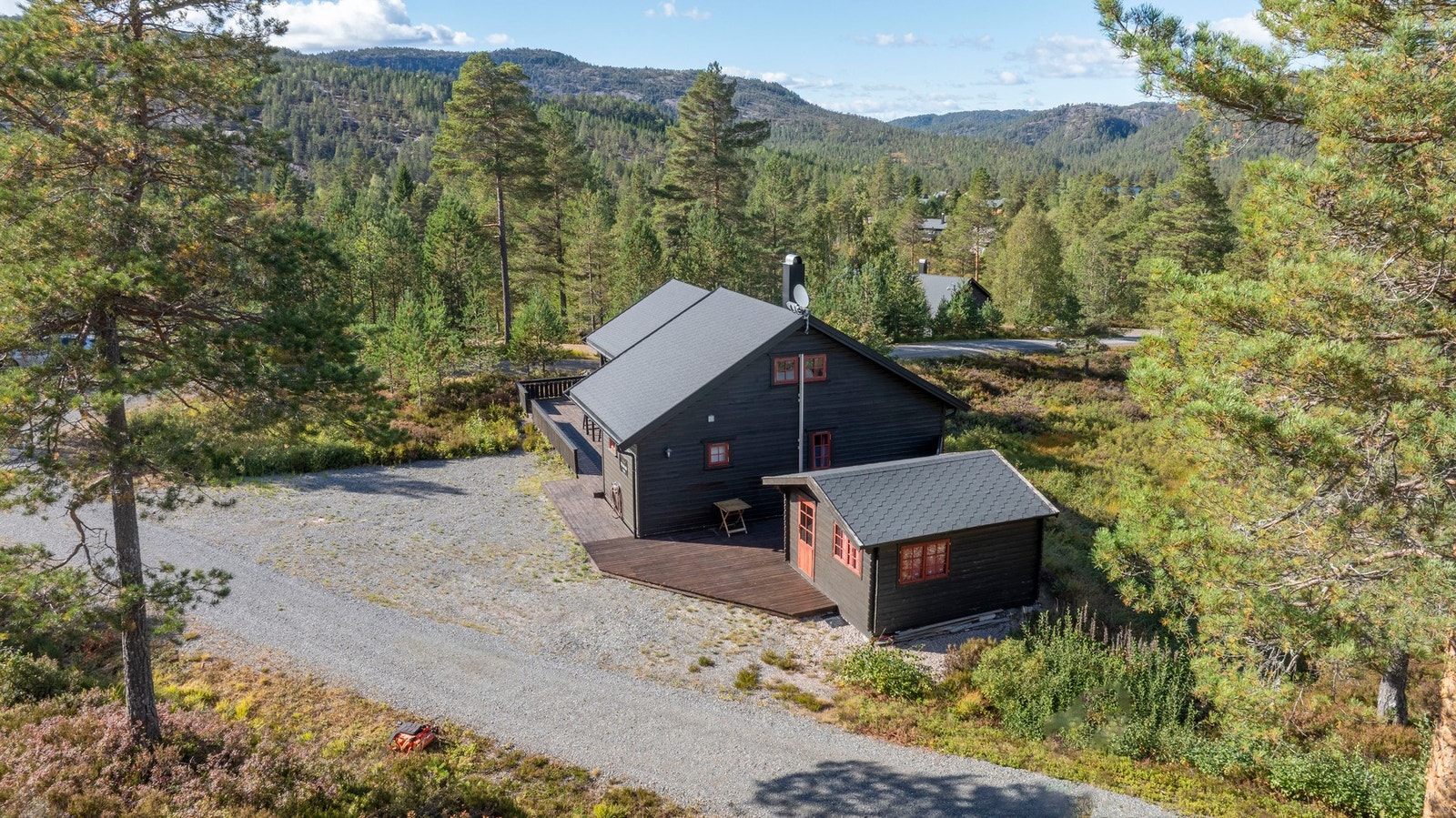 Inngangsparti med klassisk uttrykk og tilhørende anneks, praktisk og funksjonelt. Galleribilde