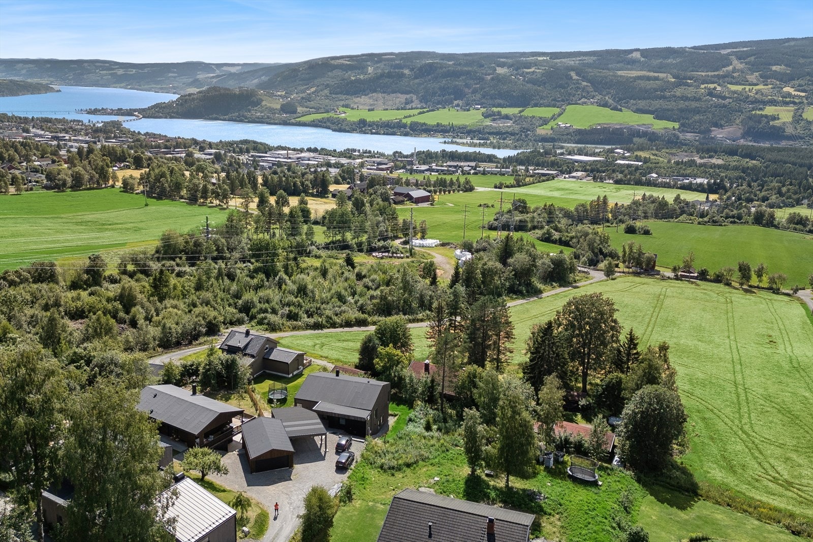 Kombinasjonen av rolige omgivelser og utsikt over Mjøsa er det som skiller denne beliggenheten fra mer tettbygde deler av Lillehammer. Galleribilde