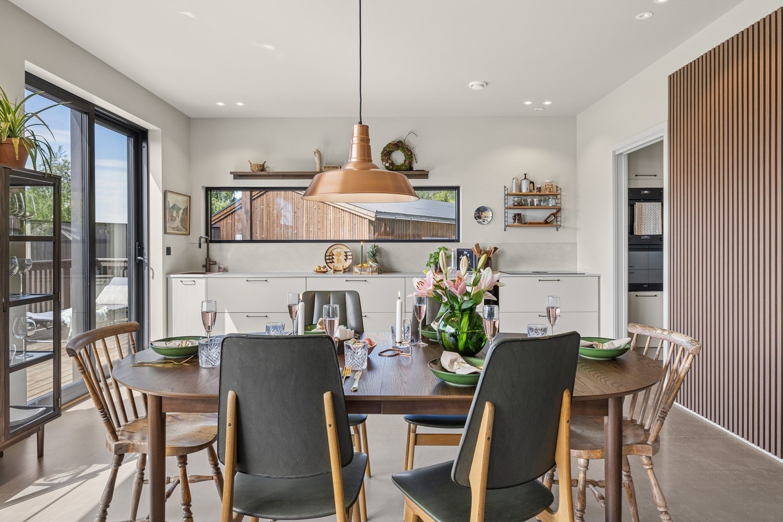 Spiler i treverk skaper en lun detalj mellom spisestue og gang. Galleribilde