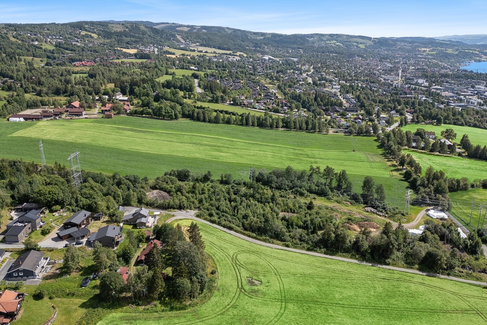 Nordre Ål barneskole ligger ca 3,7 km kjøretur fra eiendommen og ca 2,5 km gangvei. Ca 2,4 km til Smestad ungdomsskole og ca1,5 km til Universitetet. Galleribilde