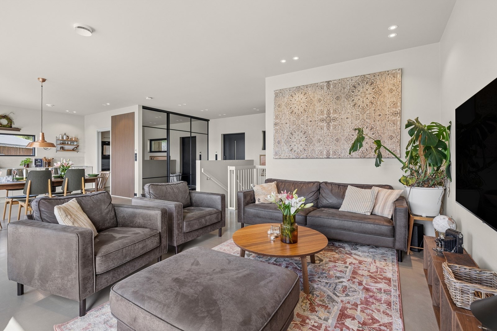 Stuen har god plass til en stor sofagruppe og veggplass for tv-plassering. Galleribilde
