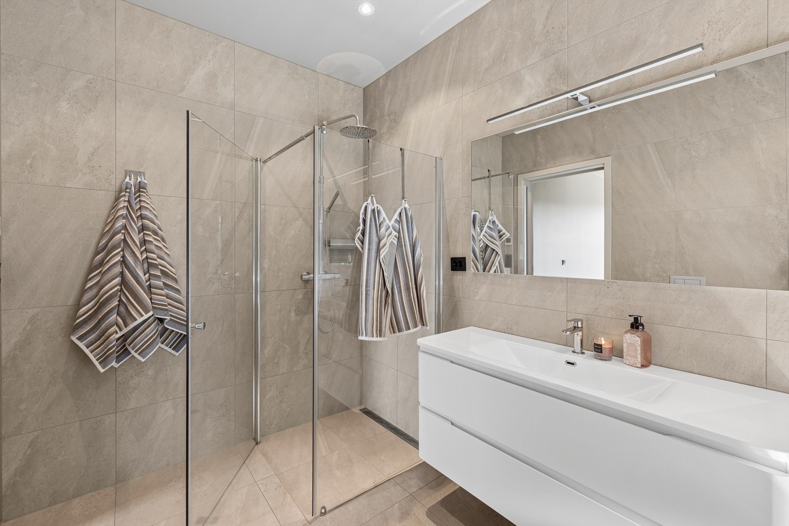 Badet er flislagt med moderne innredning. Galleribilde