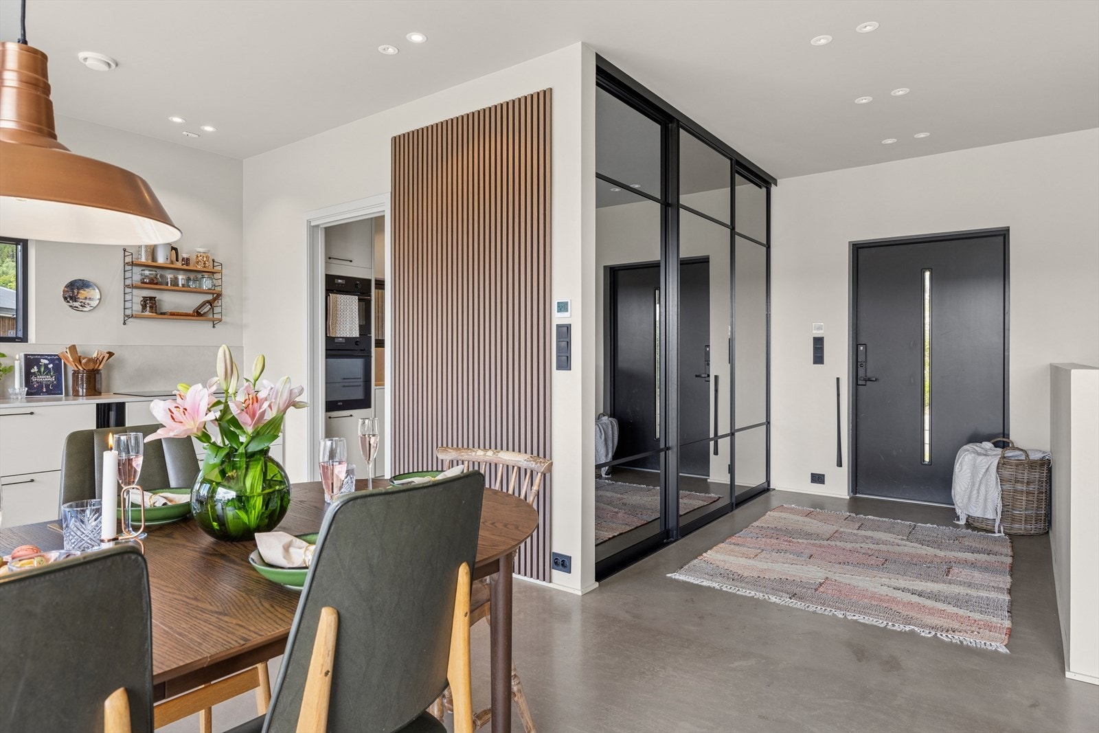 Entréen har en praktisk skyvedørsgarderobe med speil fronter for ekstra romfølelse. Galleribilde