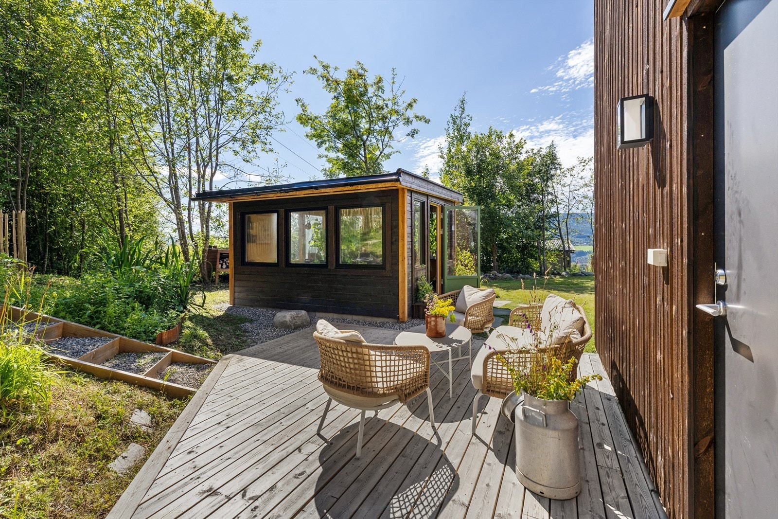 Terrasse på 30 m² på boligens sørside, med utgang fra kjellerstuen. Galleribilde