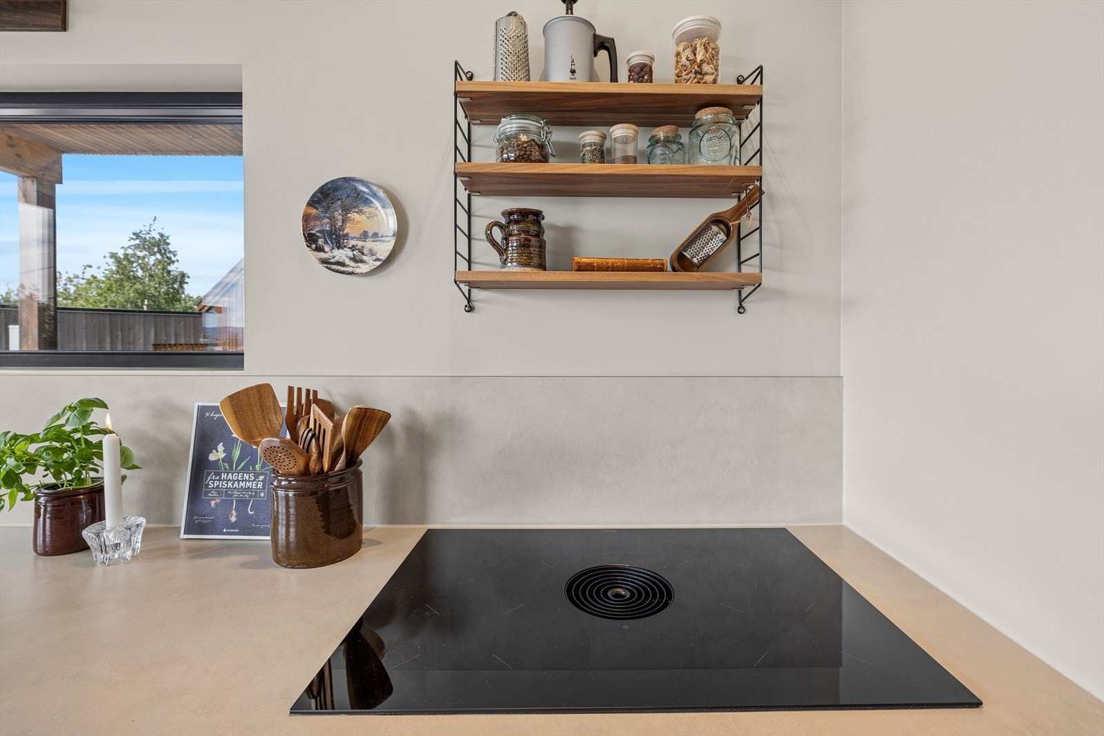 Platetopp med integrert ventilator for en ren og funksjonell kokesone. Galleribilde