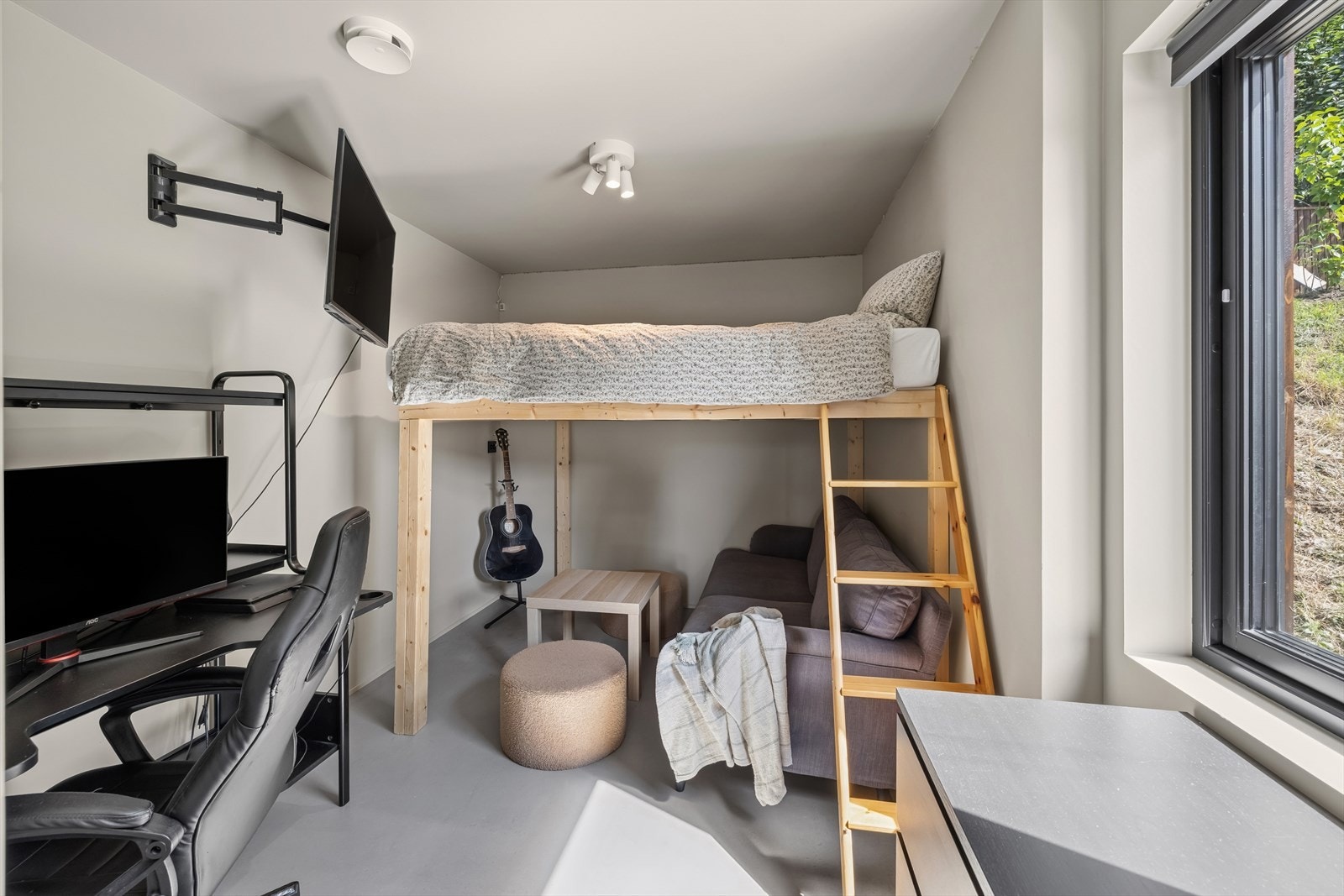Ett av soverommene har plassbygget seng med oppholdsplass under. Galleribilde