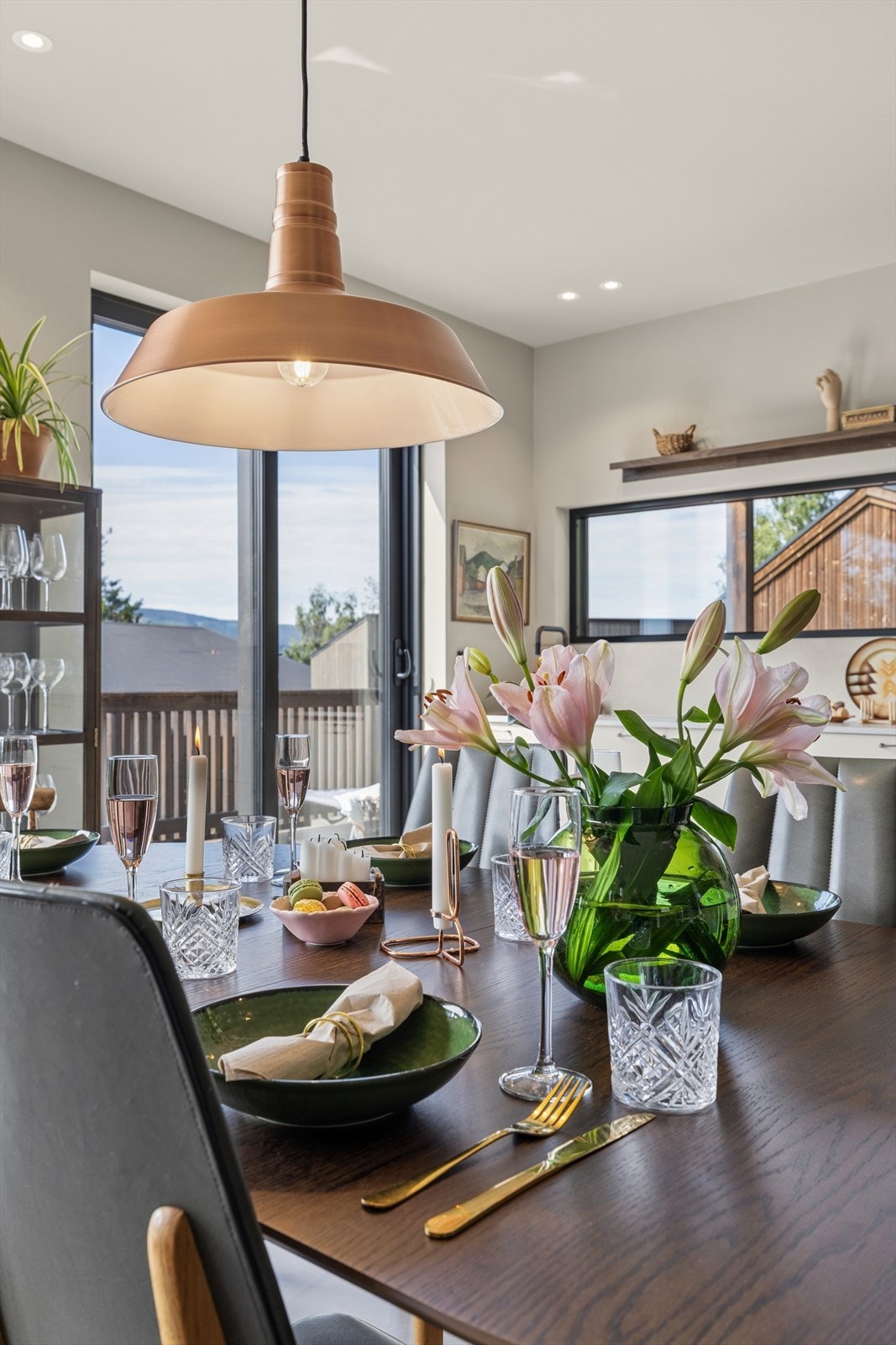 Grunnbelysning består av downlights og det er lagt til rette for øvrige lamper i de ulike sonene. Galleribilde