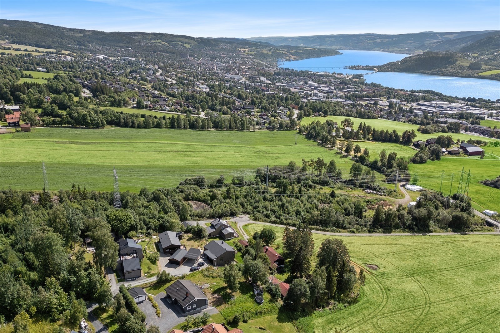 Eiendommen ligger i Nordre Ål, med nærhet til både sentrum og natur. Galleribilde