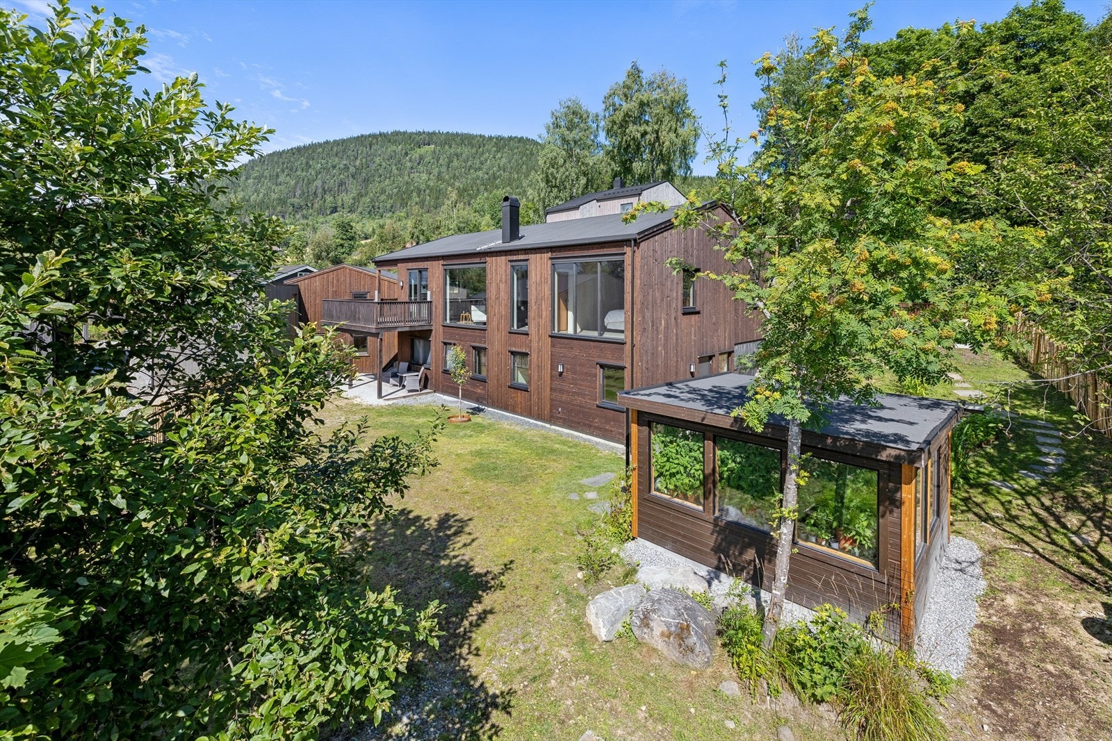 Eiendommen har terrassert og skrånende tomt med flate partier. Galleribilde