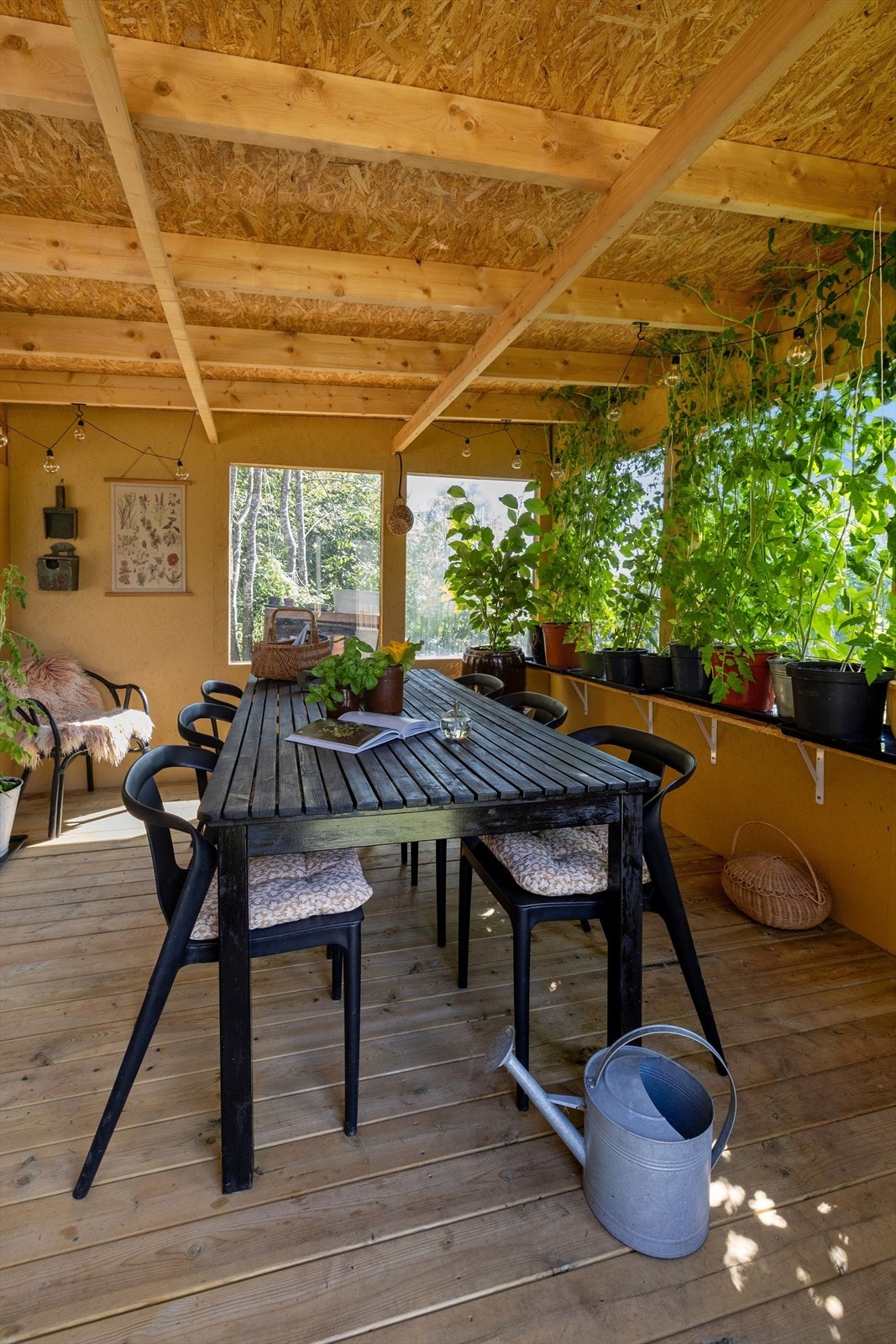 En hyggelig utestue forlenger sommersesongen og er også velegnet som drivhus. Galleribilde