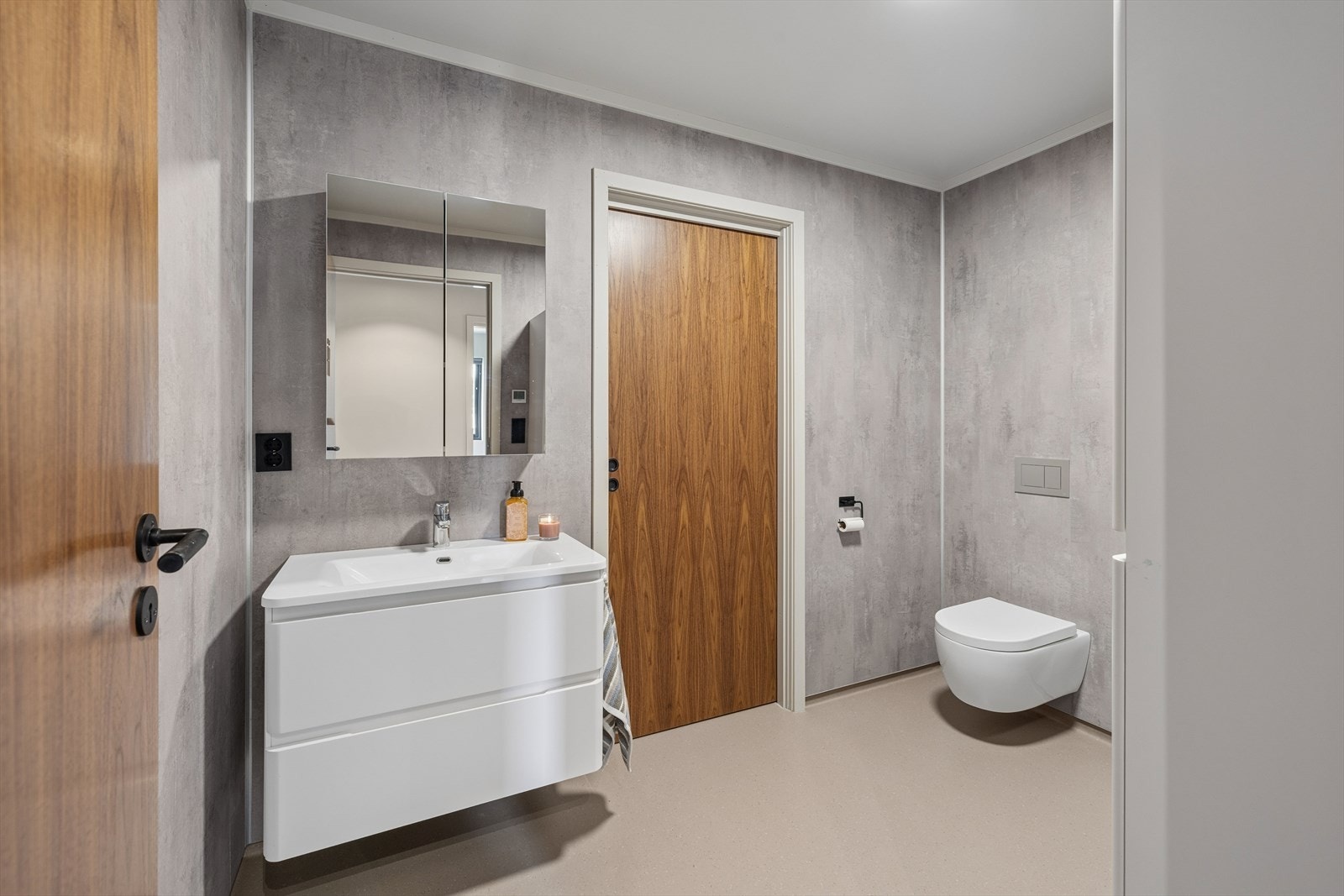 Badet i underetasjen har baderomsplater på vegg og belegg på gulv. Inngang til teknisk rom herfra. Galleribilde