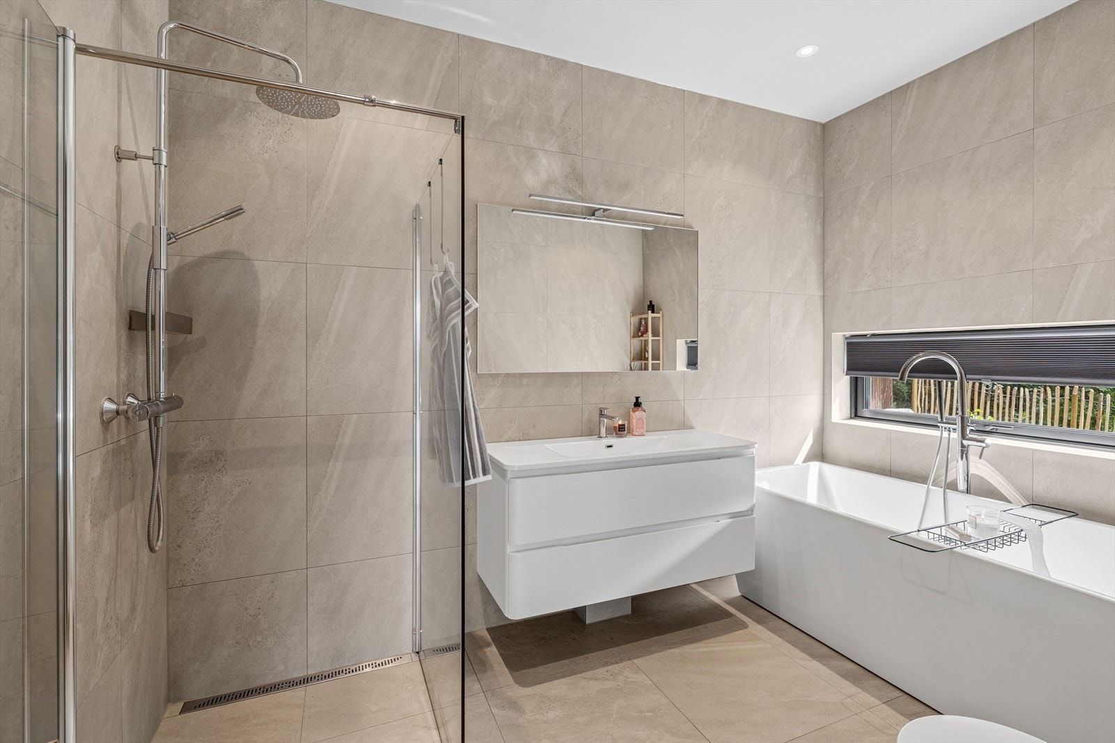 Hovedbadet har både dusjnisje og badekar. Galleribilde