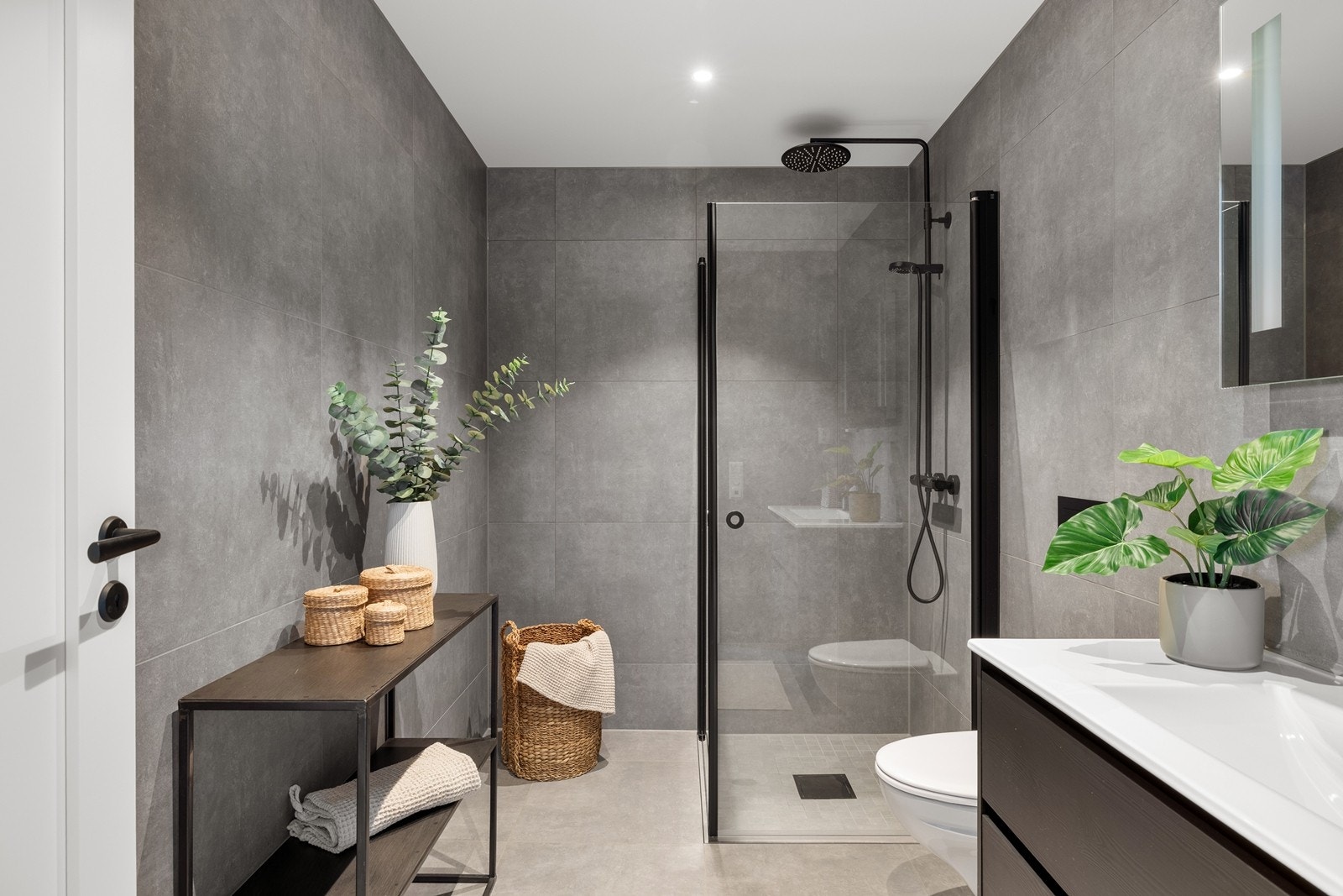 Badet er utstyrt med vegghengt toalett og dusjnisje med regnfallsdusj. Galleribilde