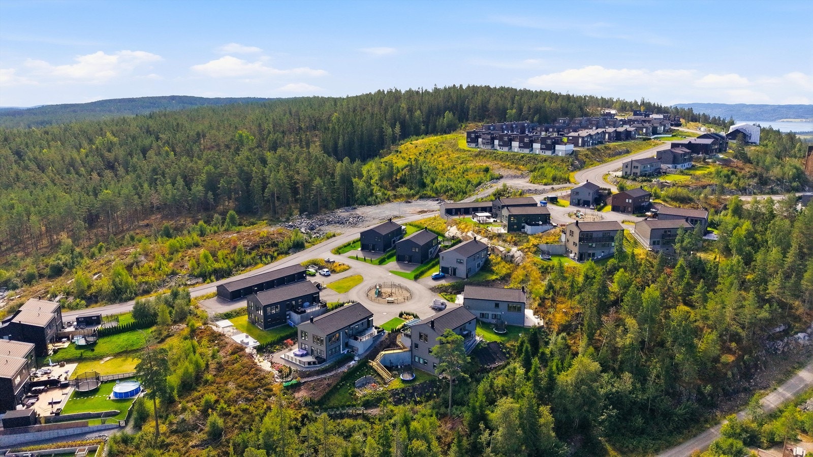 Kort vei til Fetsund sentrum og gode pendlermuligheter til Lillestrøm og Oslo. Galleribilde