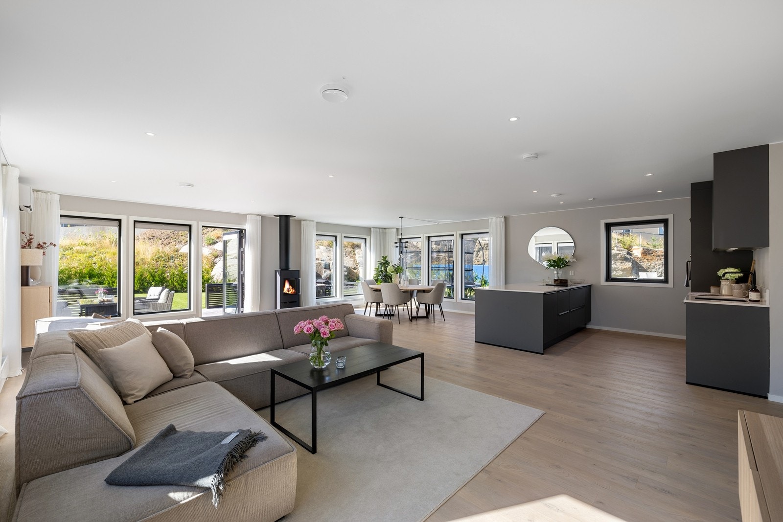 Stor, opparbeidet hage og en markterrasse på 34 m² med gode solforhold.
Foto: Digit Media Galleribilde