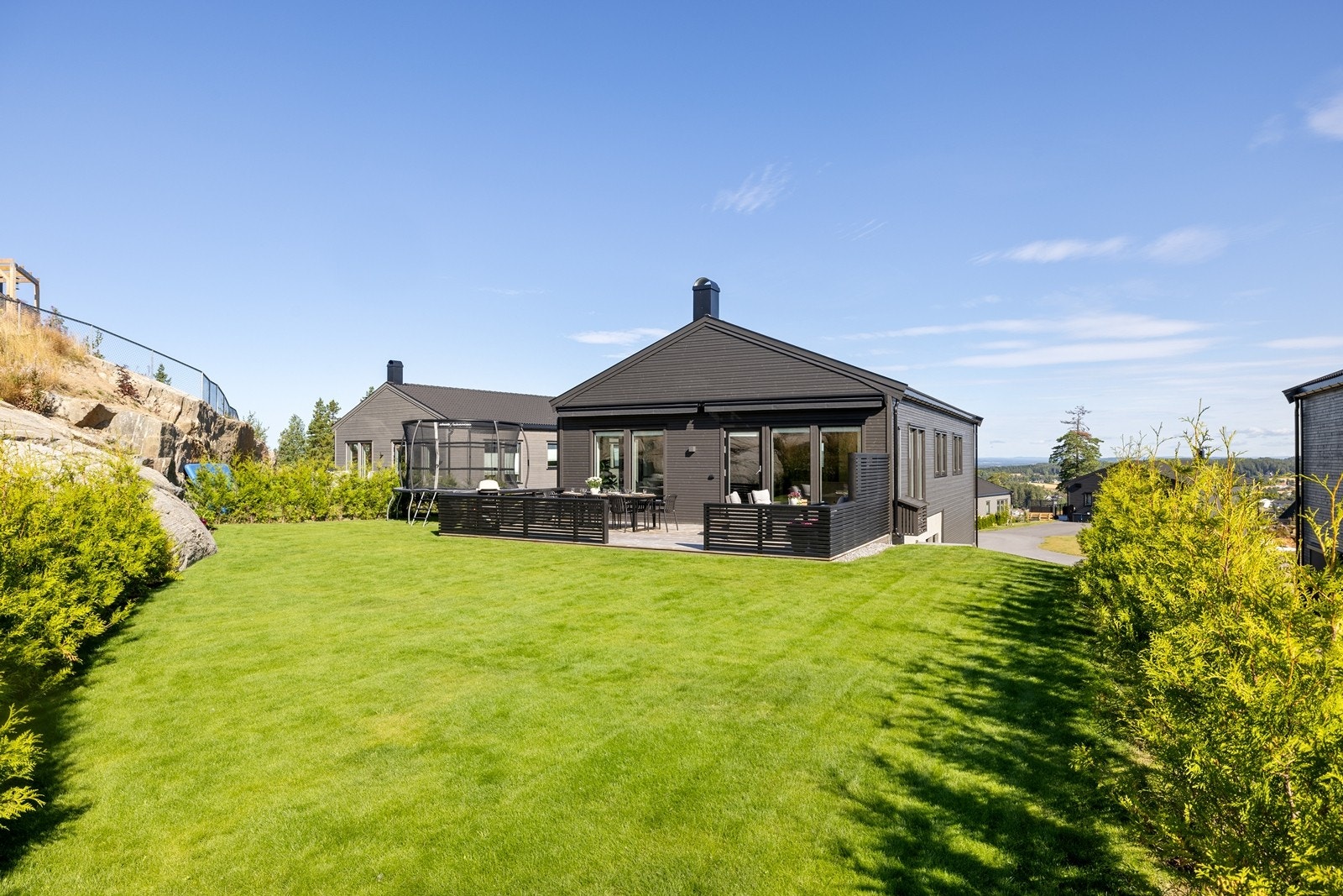 Eiendommen er pent opparbeidet med plen og beplantning. Galleribilde