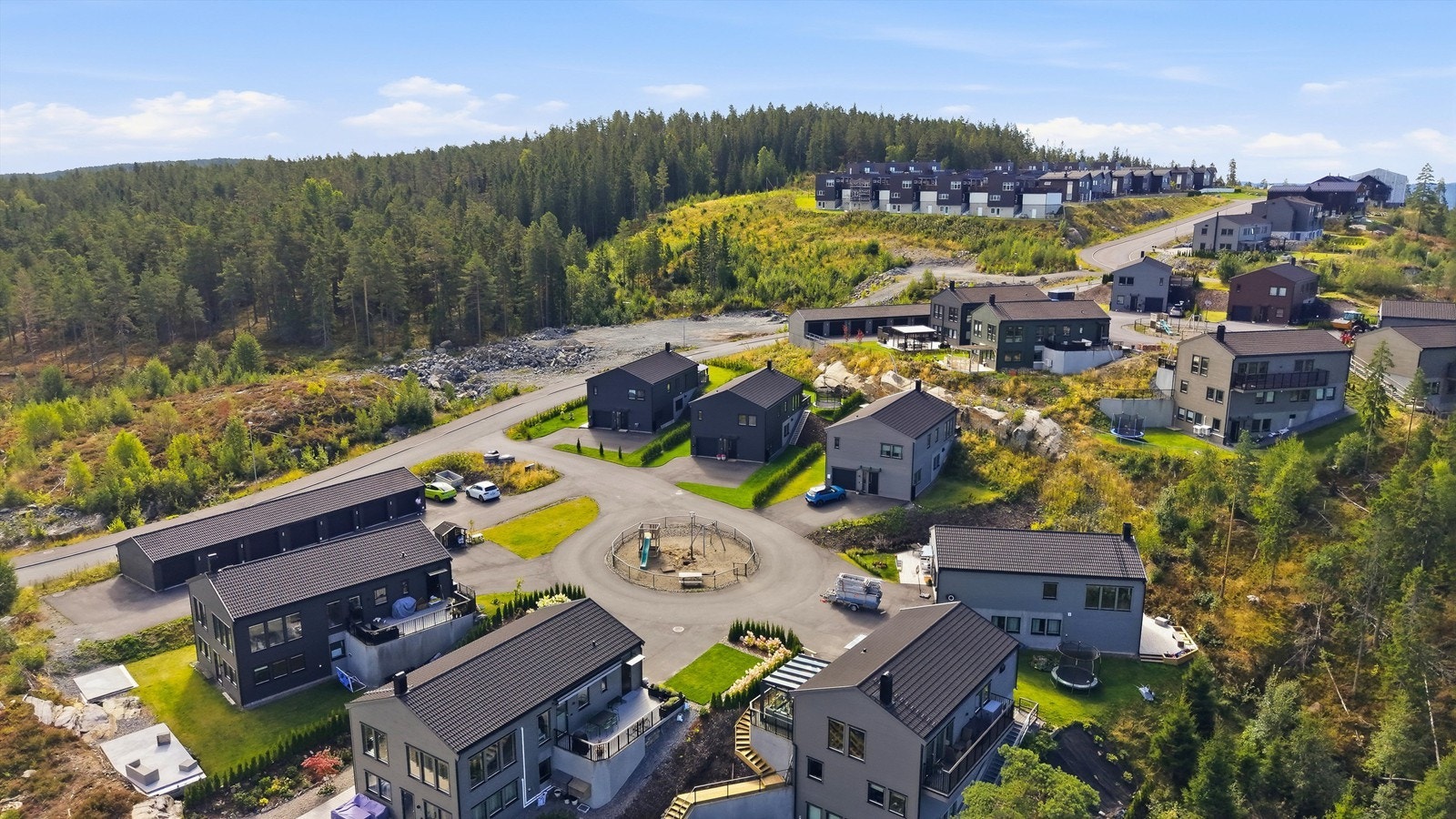 Området sokner til Riddersand barneskole og Østersund ungdomsskole. Galleribilde