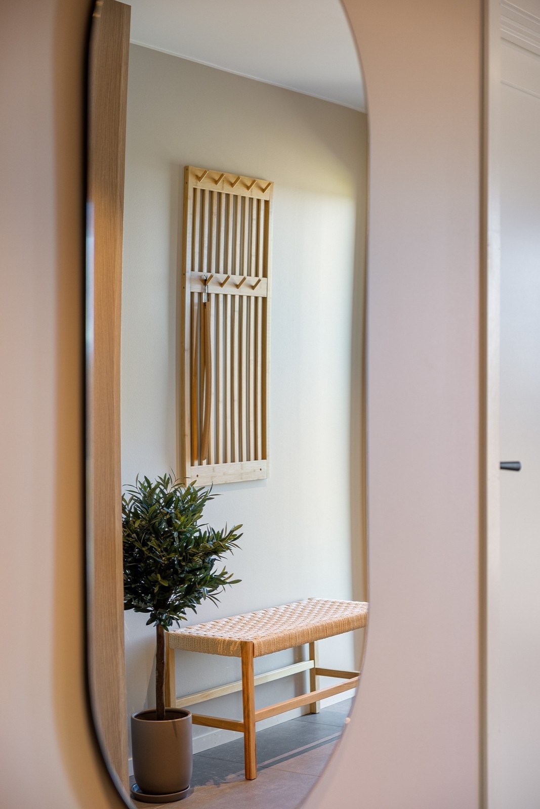 Gjennomtenkte detaljer og materialvalg preger boligen. Galleribilde