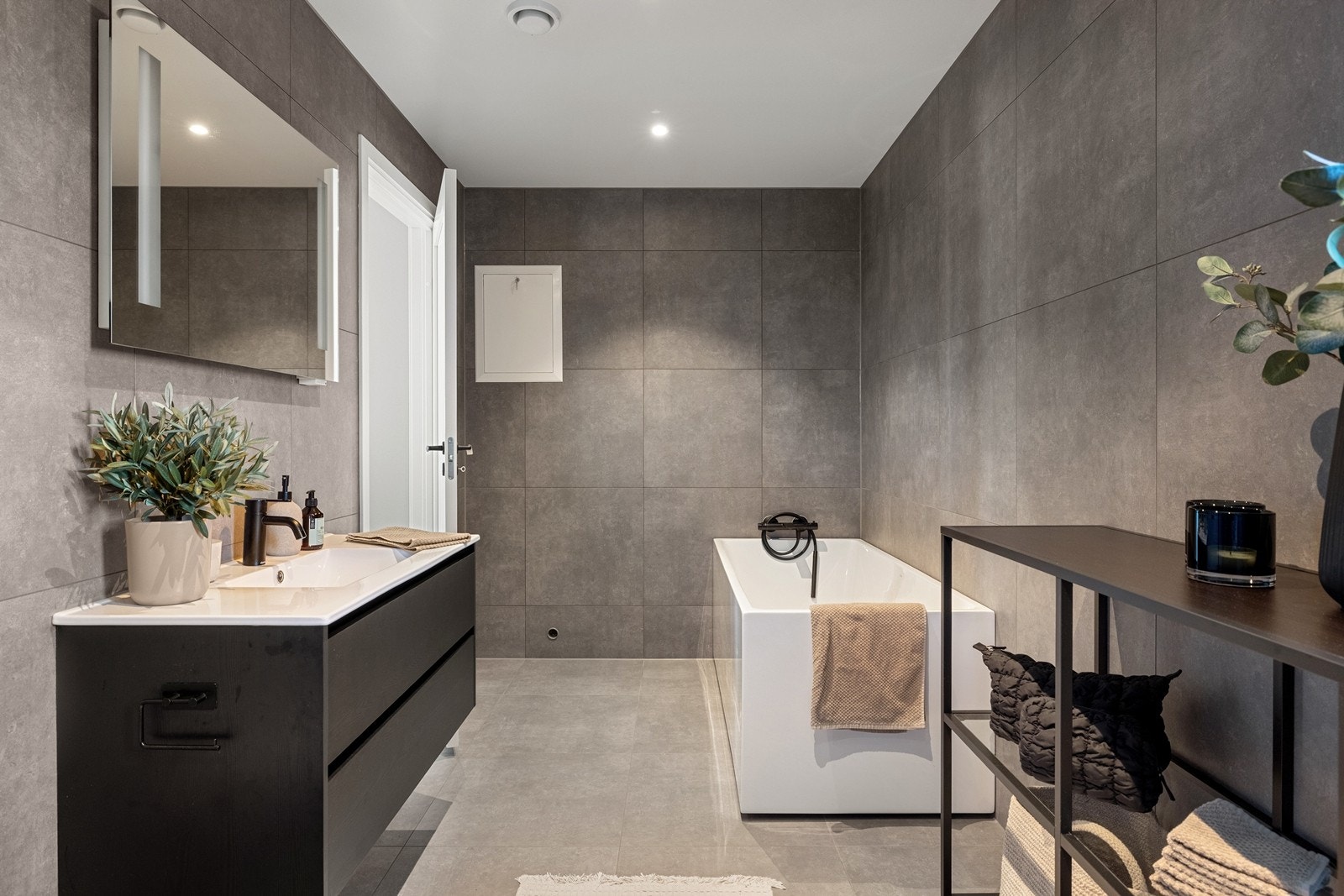 I tillegg til dusj har badet et innbydende badekar. Galleribilde