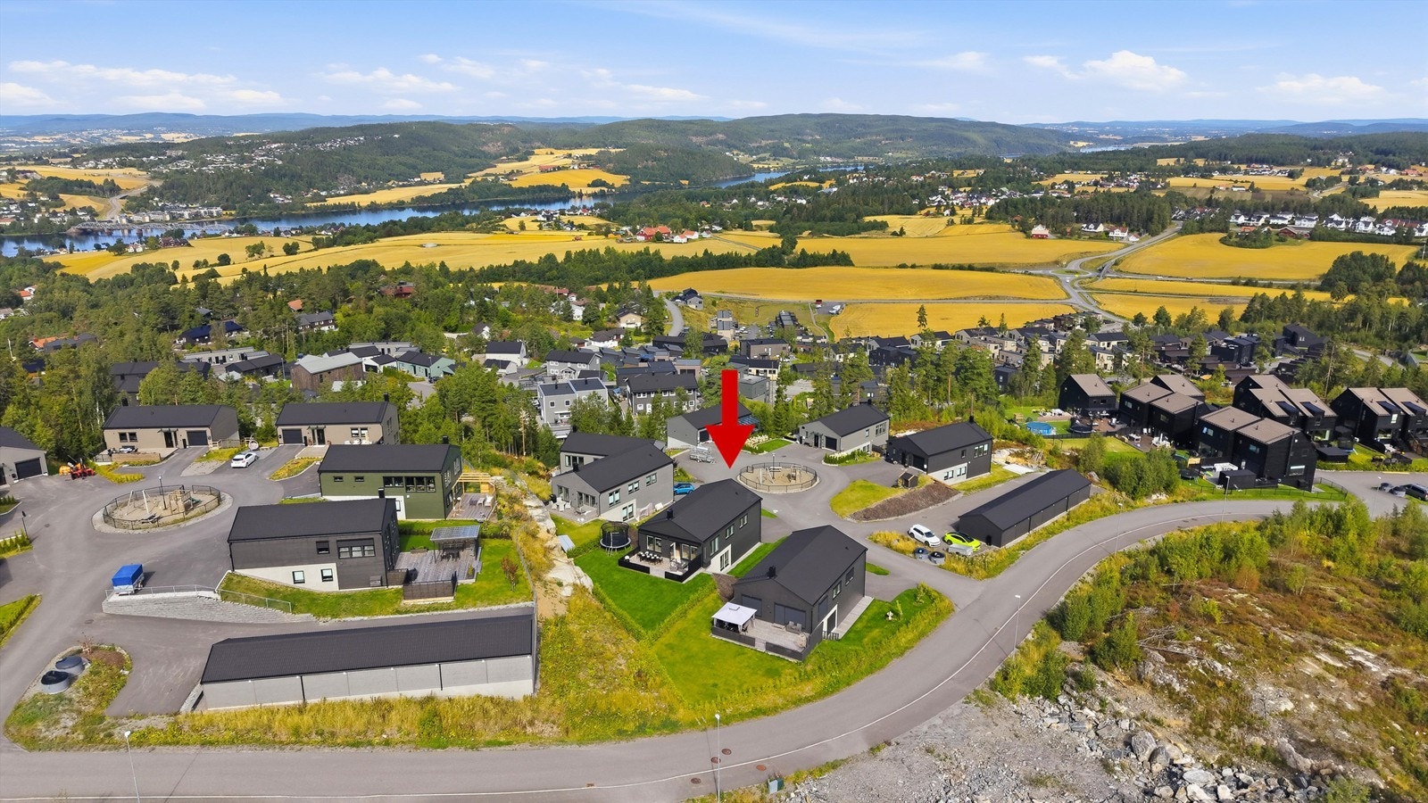 Fra eiendommen er det nærhet til flotte tur- og friluftsområder. Galleribilde