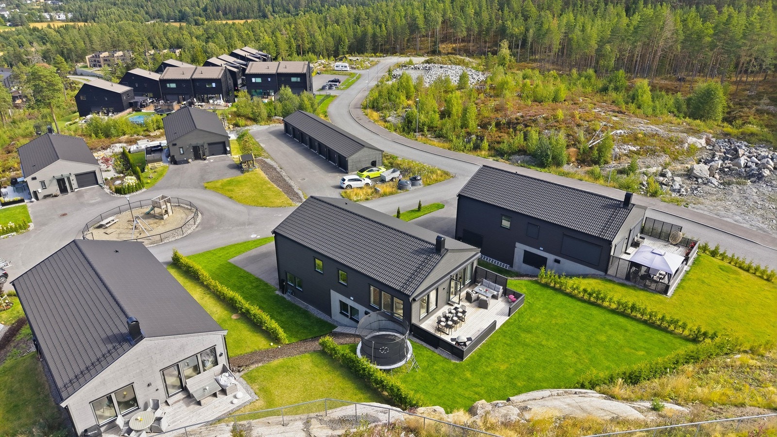 Eiendommen ligger i et nyetablert og naturskjønt boligområde. Galleribilde