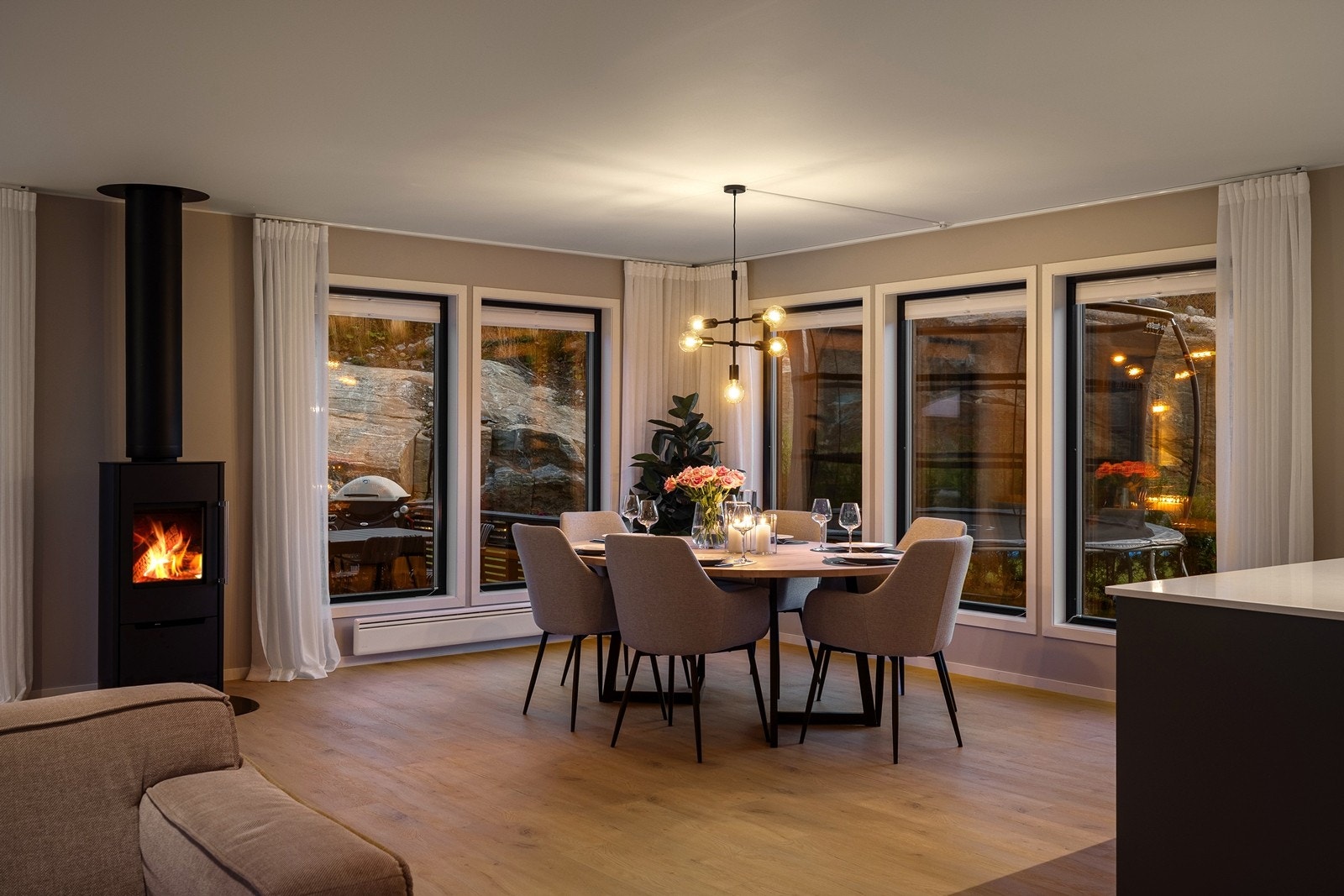 Vinduene rammer inn utsikten også på kveldstid. Galleribilde
