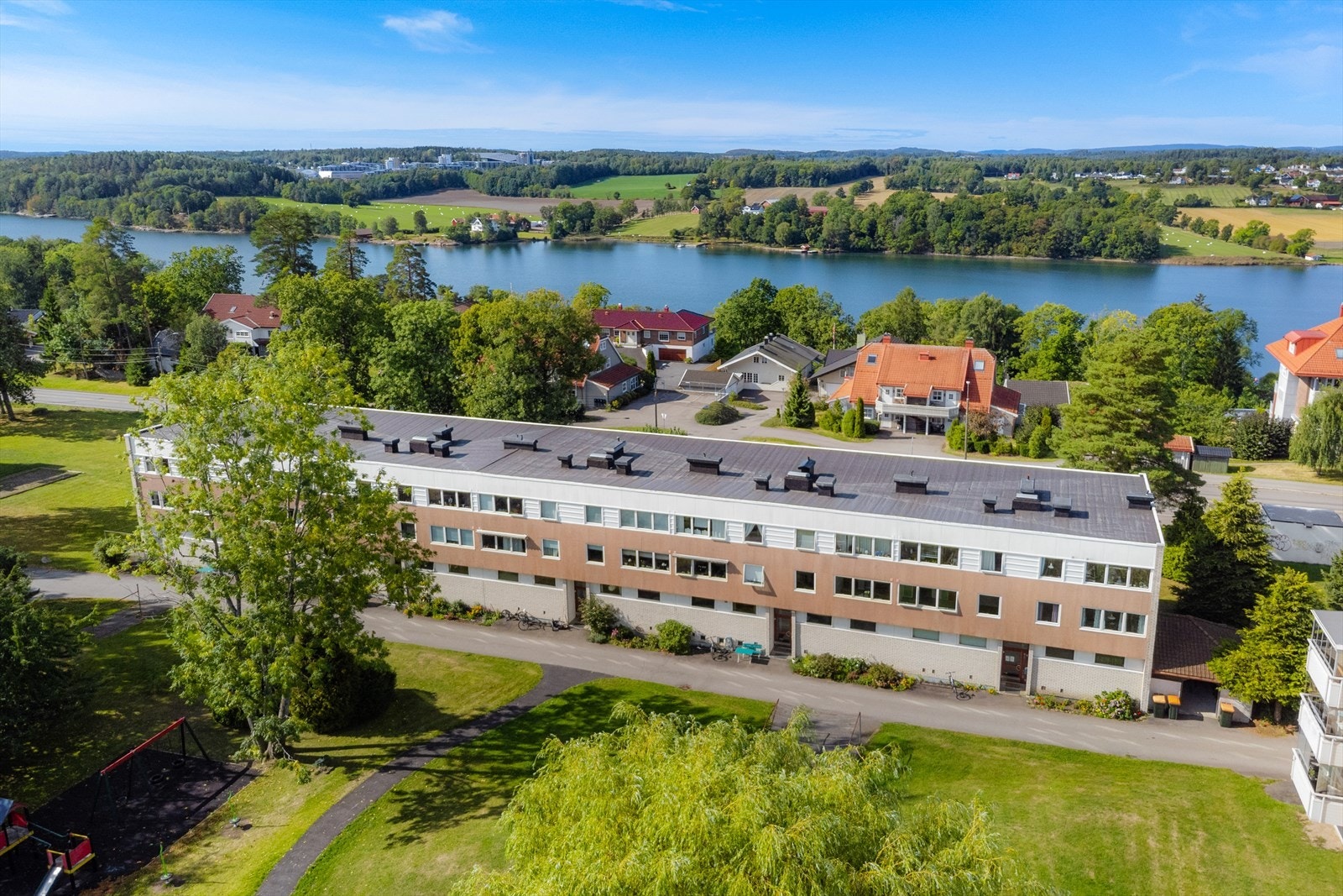 Romslig 3-roms leilighet i byggets 2. etasje med vestvendt innglasset balkong med flotte sol- og utsiktsforhold Galleribilde