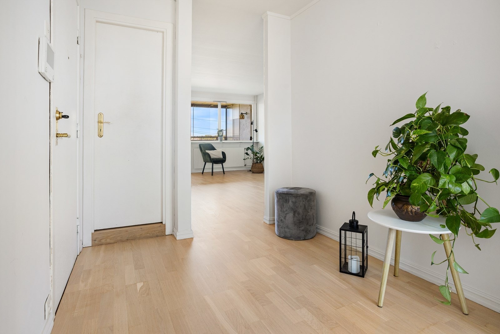 Velkommen inn! Parkettgulvet i gang, kjøkken og stue er nylig slipt og lakkert. Galleribilde