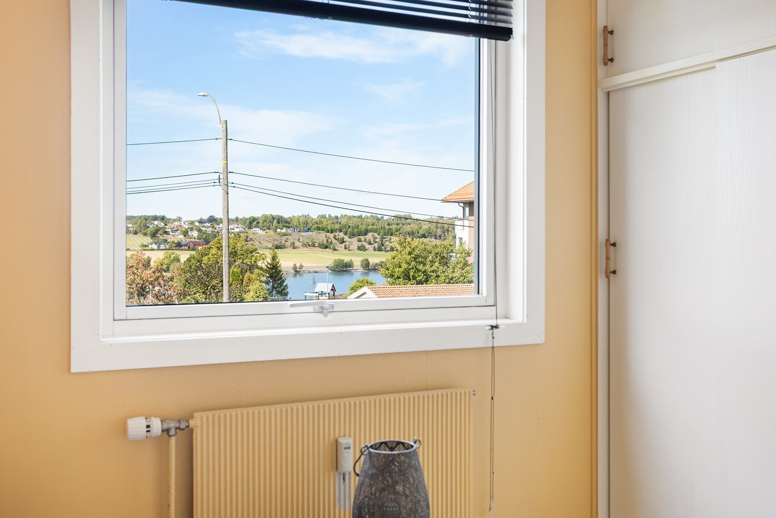 Fra soveromsvinduet er det fin utsikt over nærområdet. Galleribilde