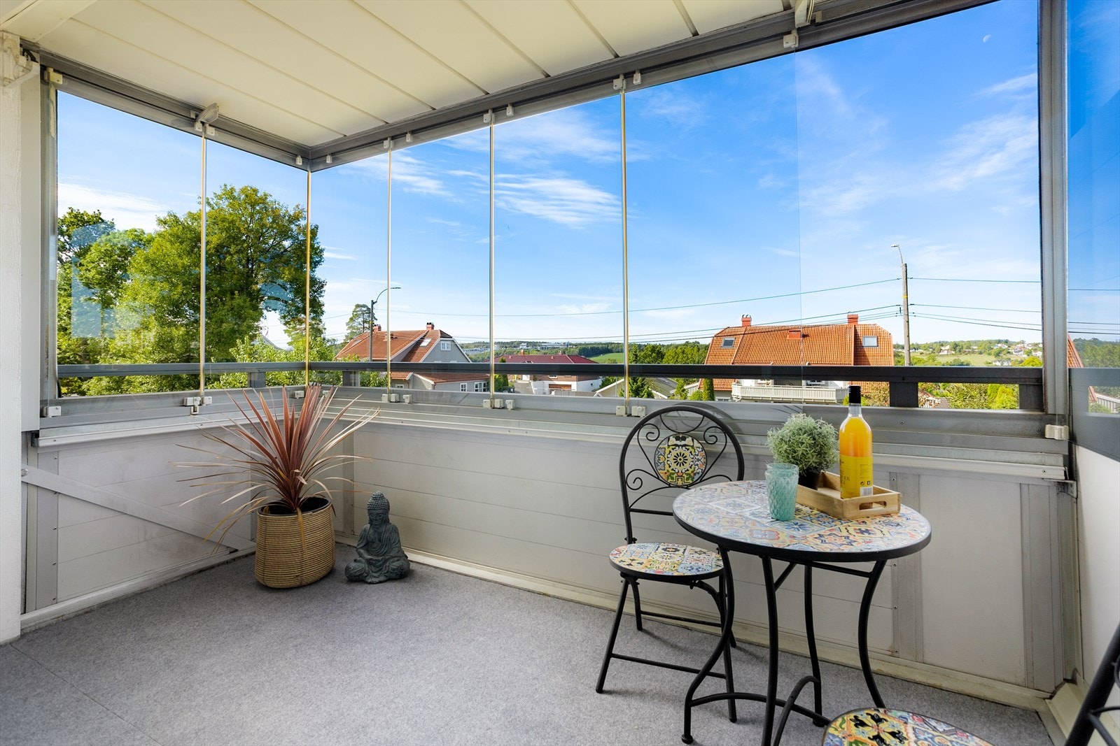 Balkongen er bygget i betong og stål, med rekkverk av aluminium og glass. Galleribilde