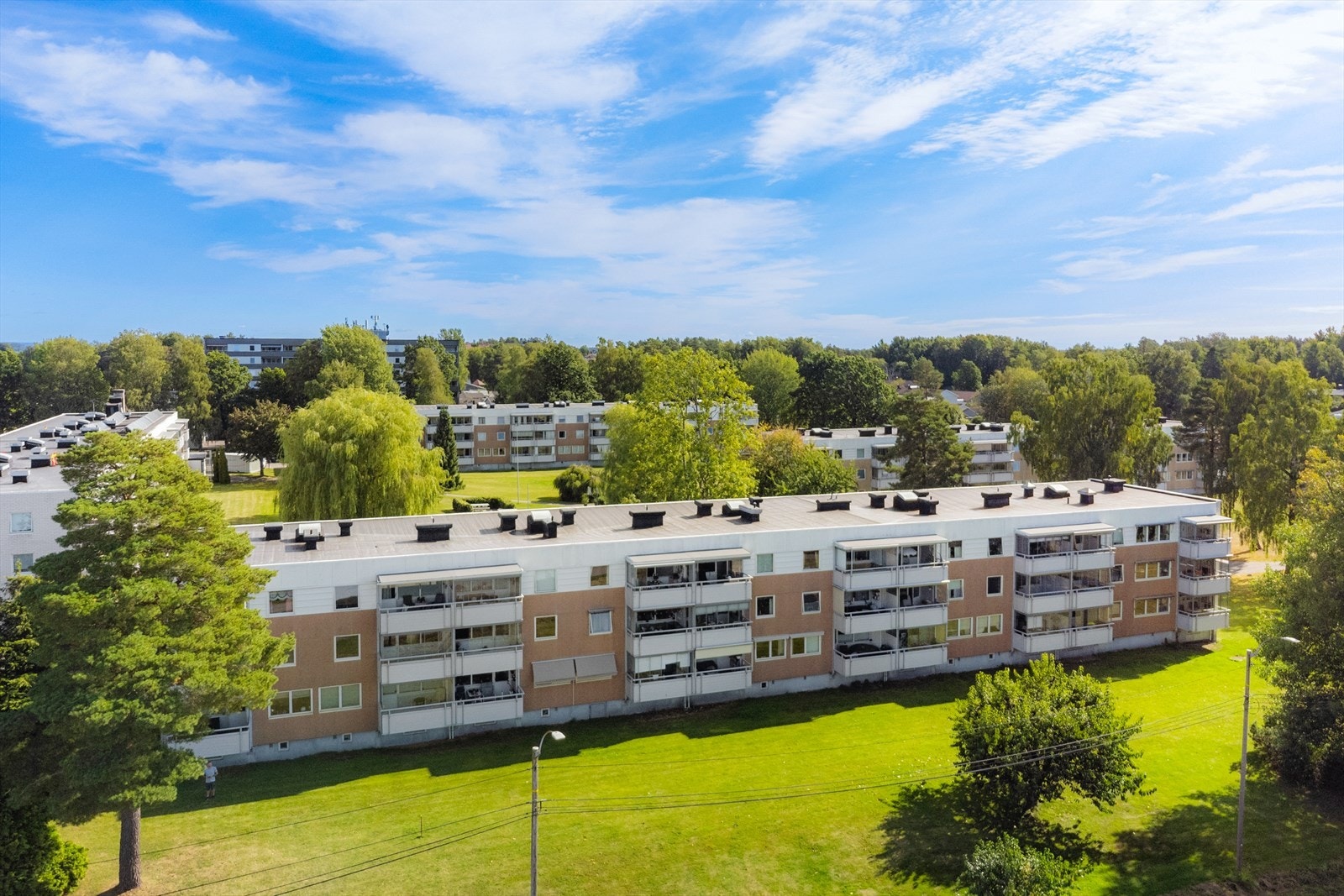 Bygget er fra 1969 og har fasader kledd med fasadeplater. Galleribilde