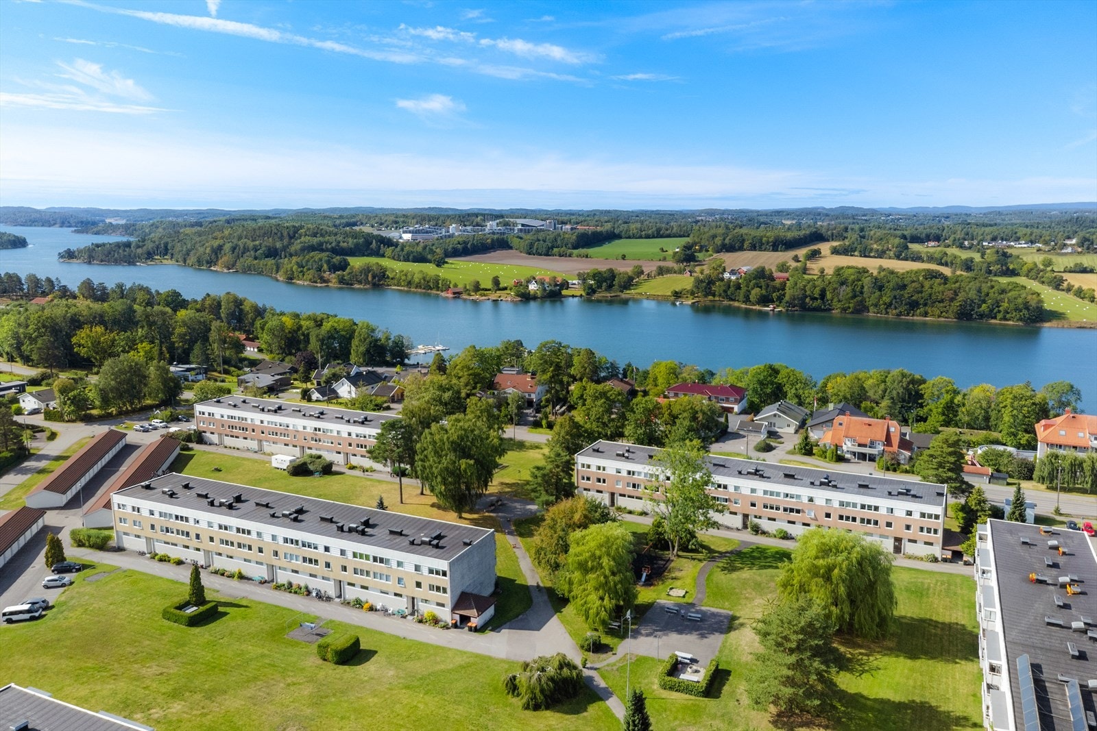 Beliggenhet med umiddelbar nærhet til flotte turområder langs Vestfjorden. Galleribilde