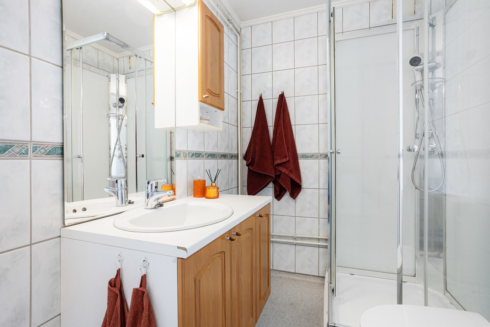 Rommet er utstyrt med servant i baderomsinnredning, toalett og dusjkabinett, samt opplegg for vaskemaskin. Rommet varmes opp med panelovn og har naturlig oppdriftsventilasjon. Galleribilde