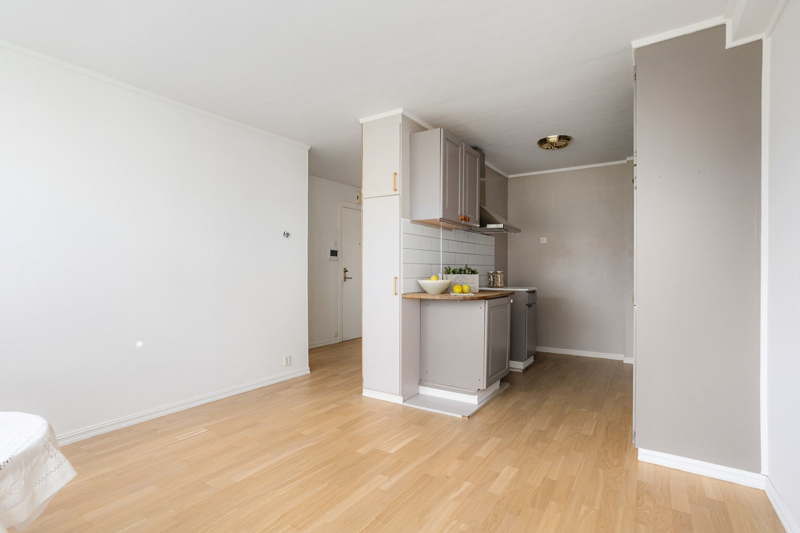 Kjøkken med god plass til spisebord. Galleribilde