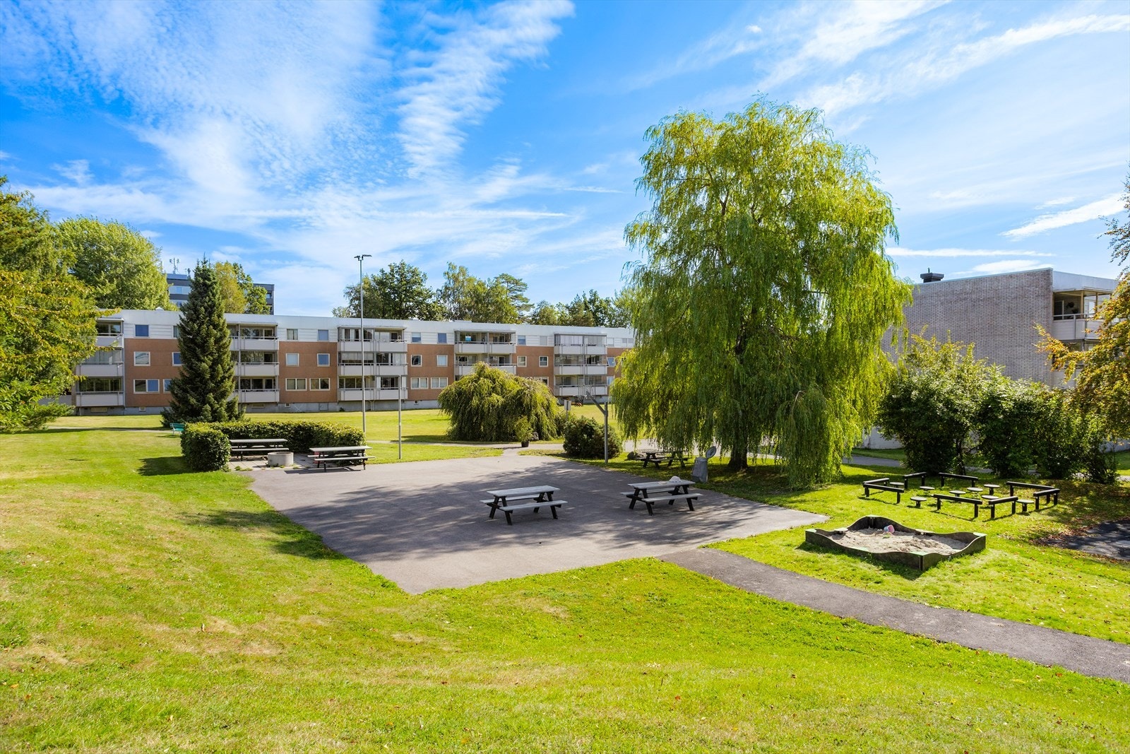 Eiendommen ligger i et etablert og rolig boligområde. Galleribilde