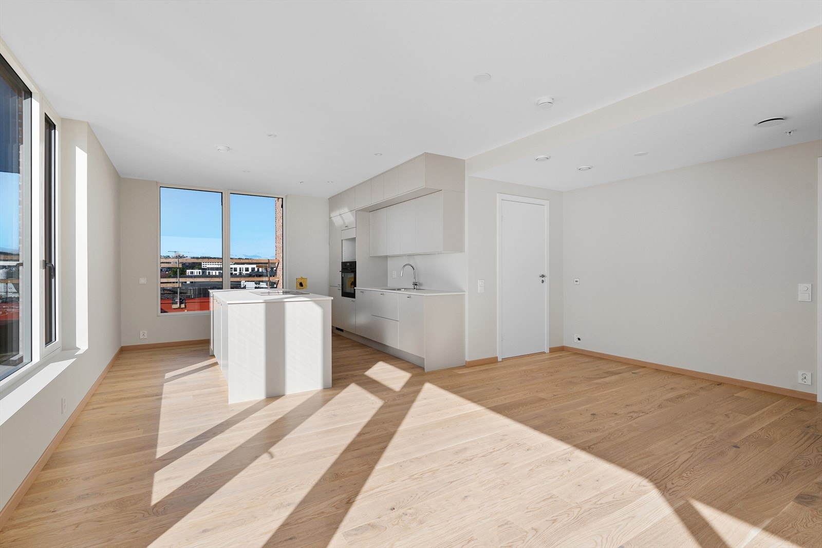 Leiligheten ligger på hjørnet av bygget og er gjennomgående Galleribilde