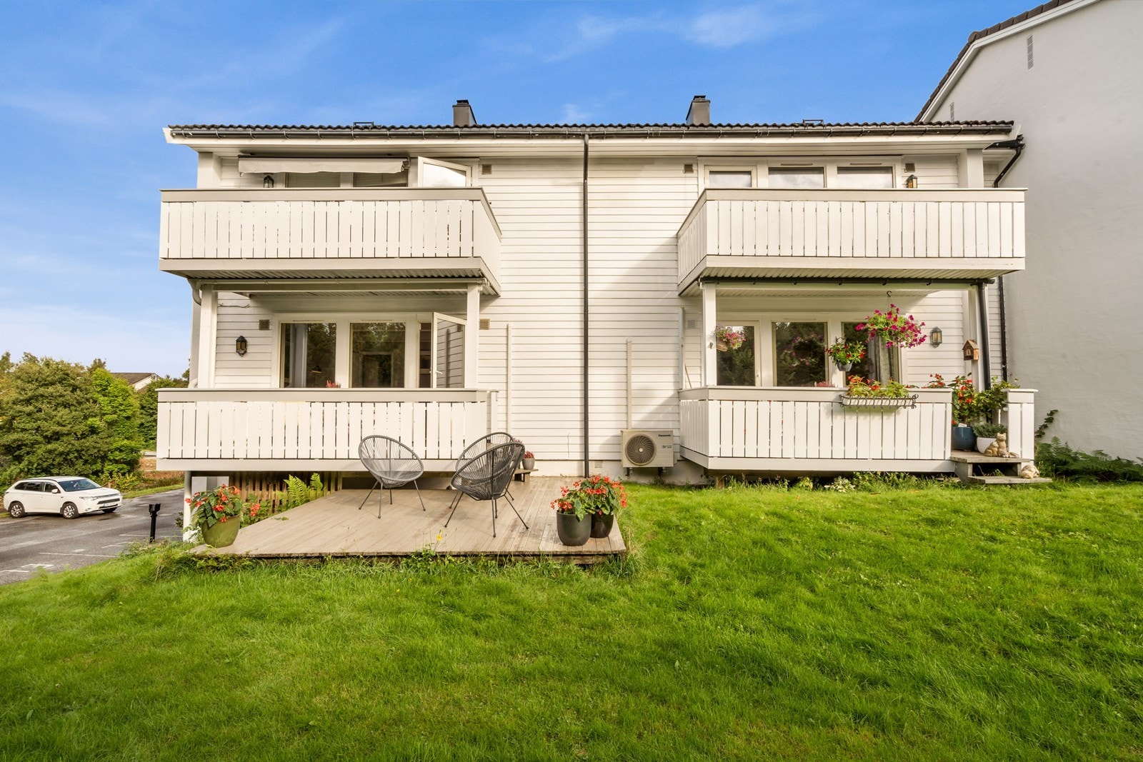 Usjenert og vestvendt terrasser med gode solforhold Galleribilde