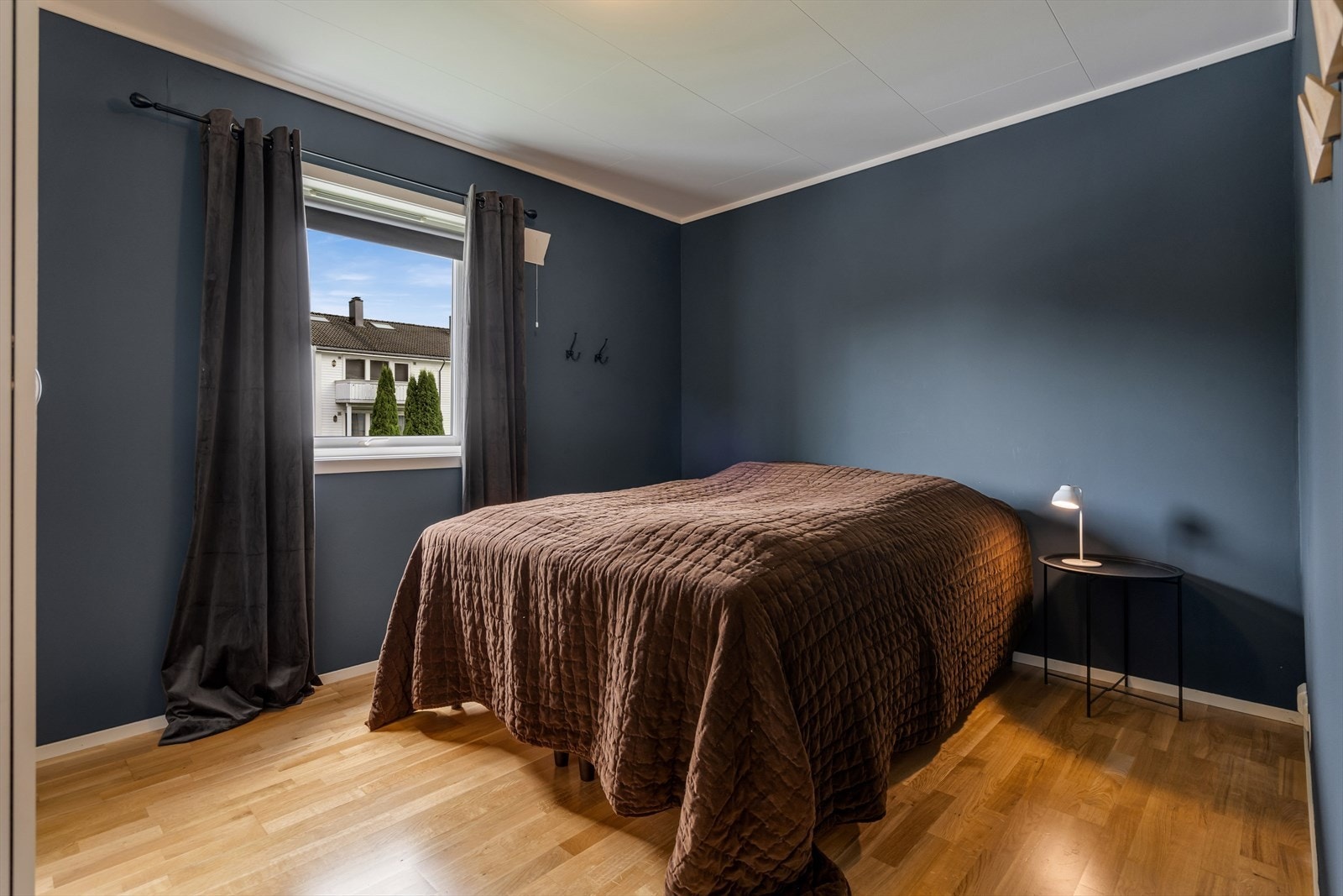 Hovedsoverom med god lagringsplass Galleribilde