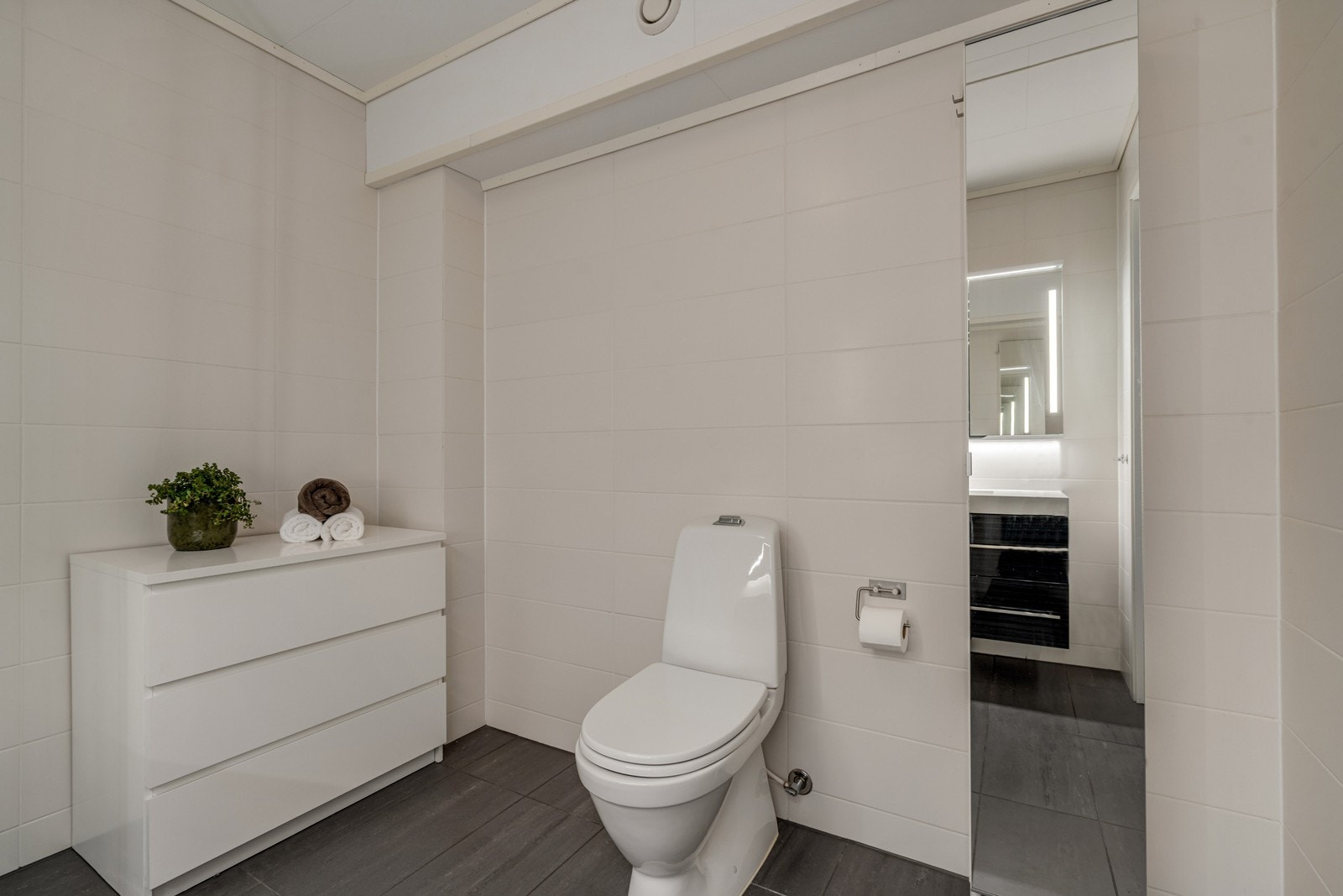 God plass til ekstra oppbevaring på badet Galleribilde