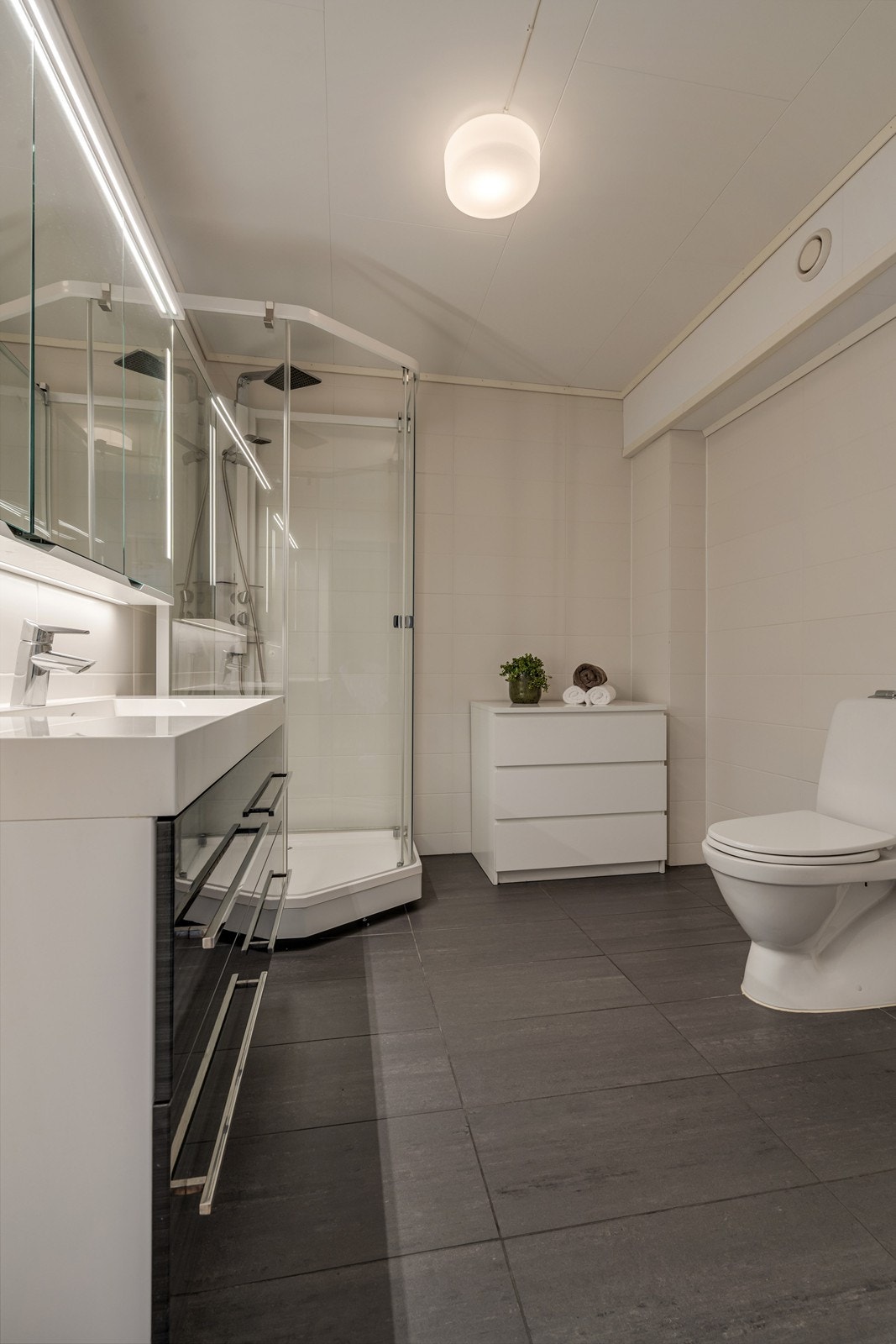 Moderne og lyst bad med wc, dusjkabinett og vask i seksjon Galleribilde