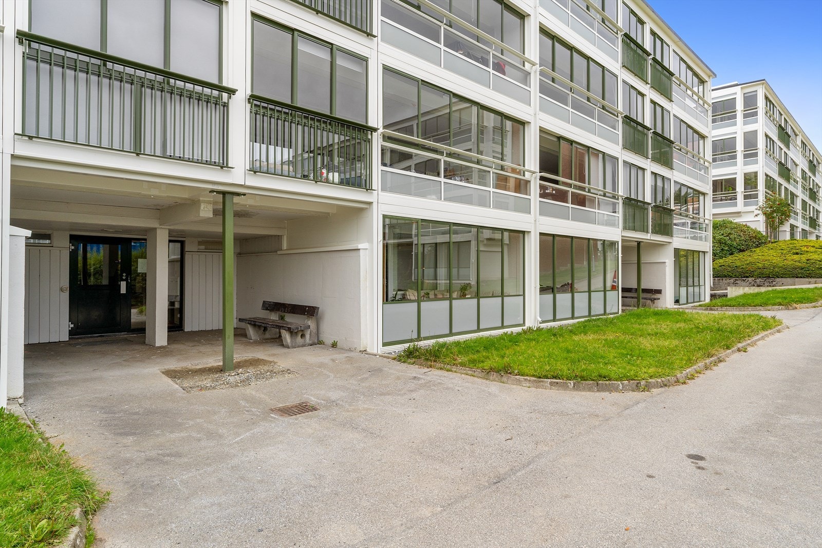 - Overbygd adkomst via byggets felles inngangsparti - Galleribilde
