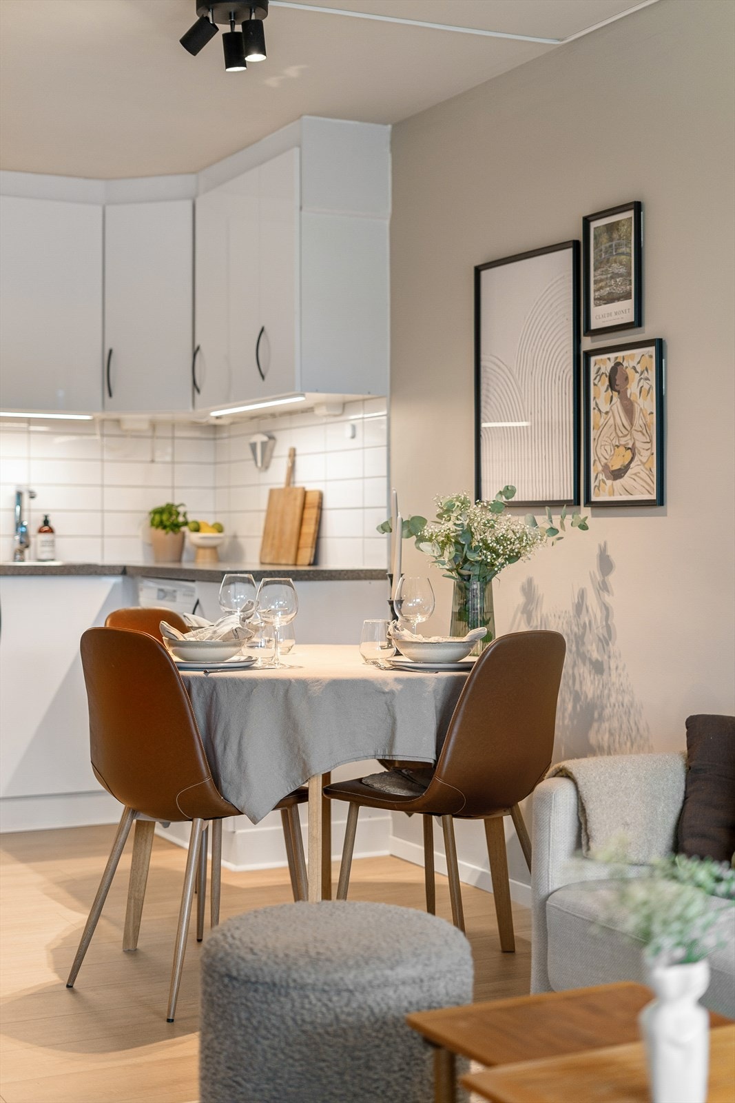 - Spiseplassen er naturlig plassert i tilknytning til kjøkkenet og danner en hyggelig ramme rundt måltidene - Galleribilde