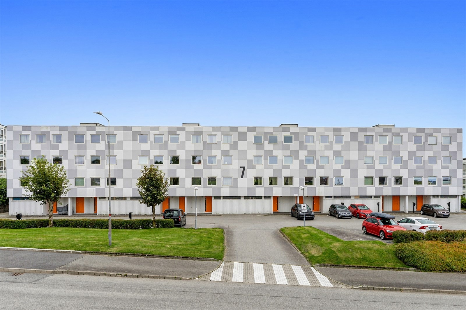 - Leiligheten tilhører et veletablert boligkompleks med opparbeidede grøntarealer og parkering like ved - Galleribilde