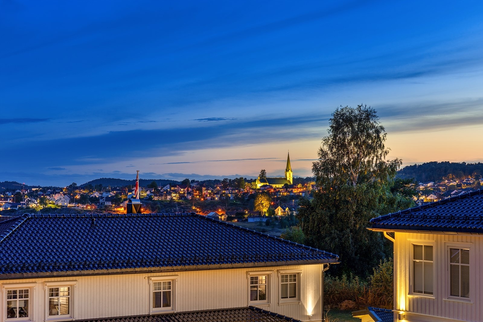 Flott utsyn mot Lillesand sentrum, med kirken og byens lys som et stemningsfullt blikkfang. Galleribilde