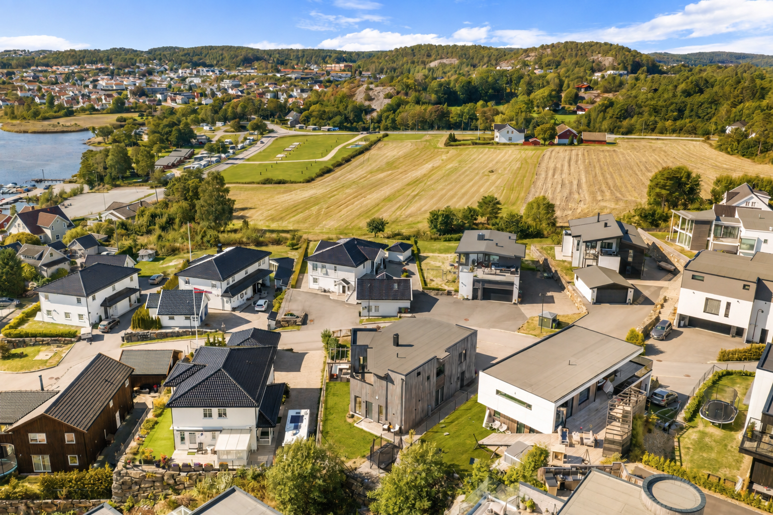 Rolig og etablert nabolag med en fin kombinasjon av moderne boliger, grønne omgivelser og kort vei til både sjøen og sentrum. Galleribilde