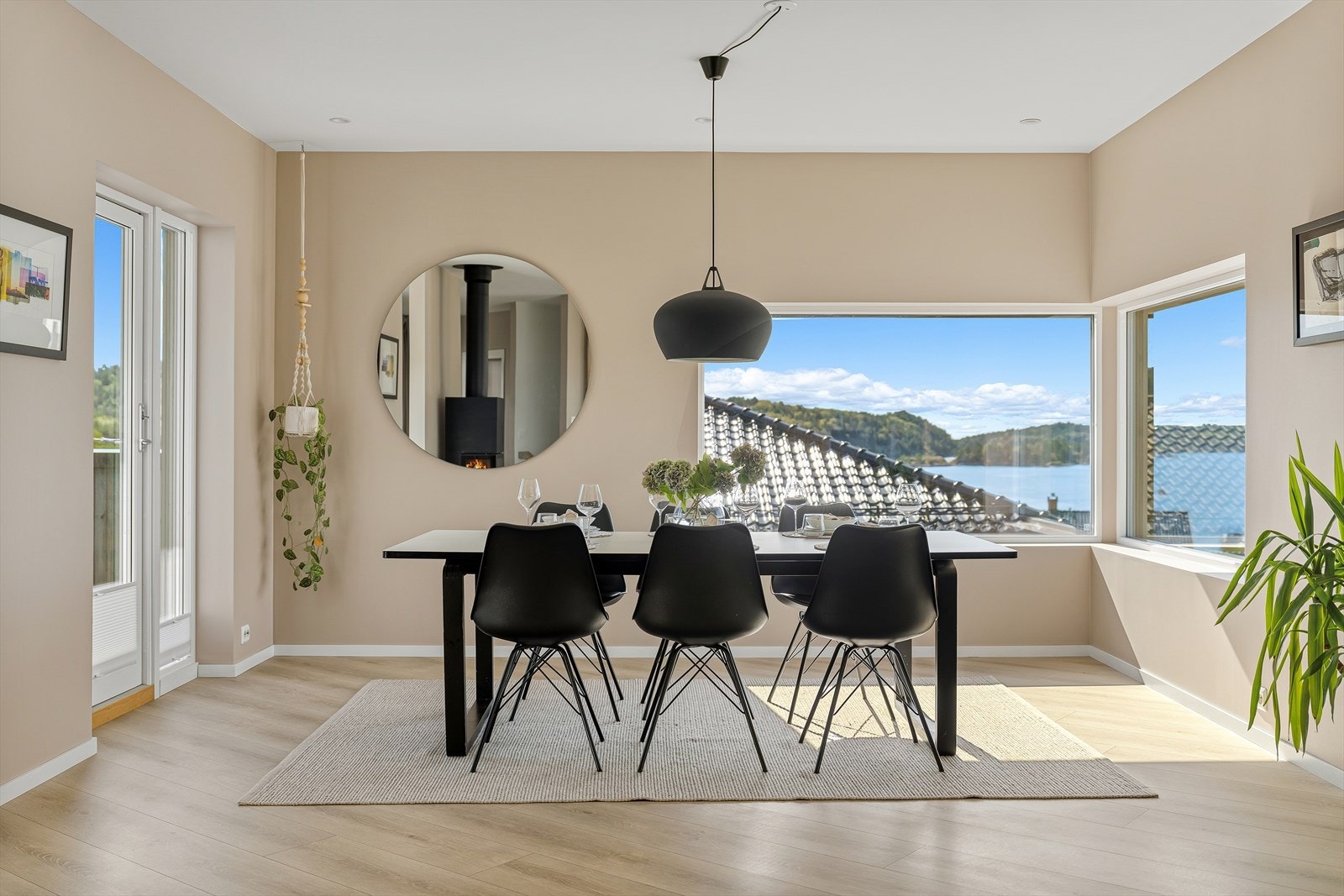 Romslig spisesplass med god plass til langbord, og store vinduer som gir fint lys og flott utsyn mot sjøen. Galleribilde